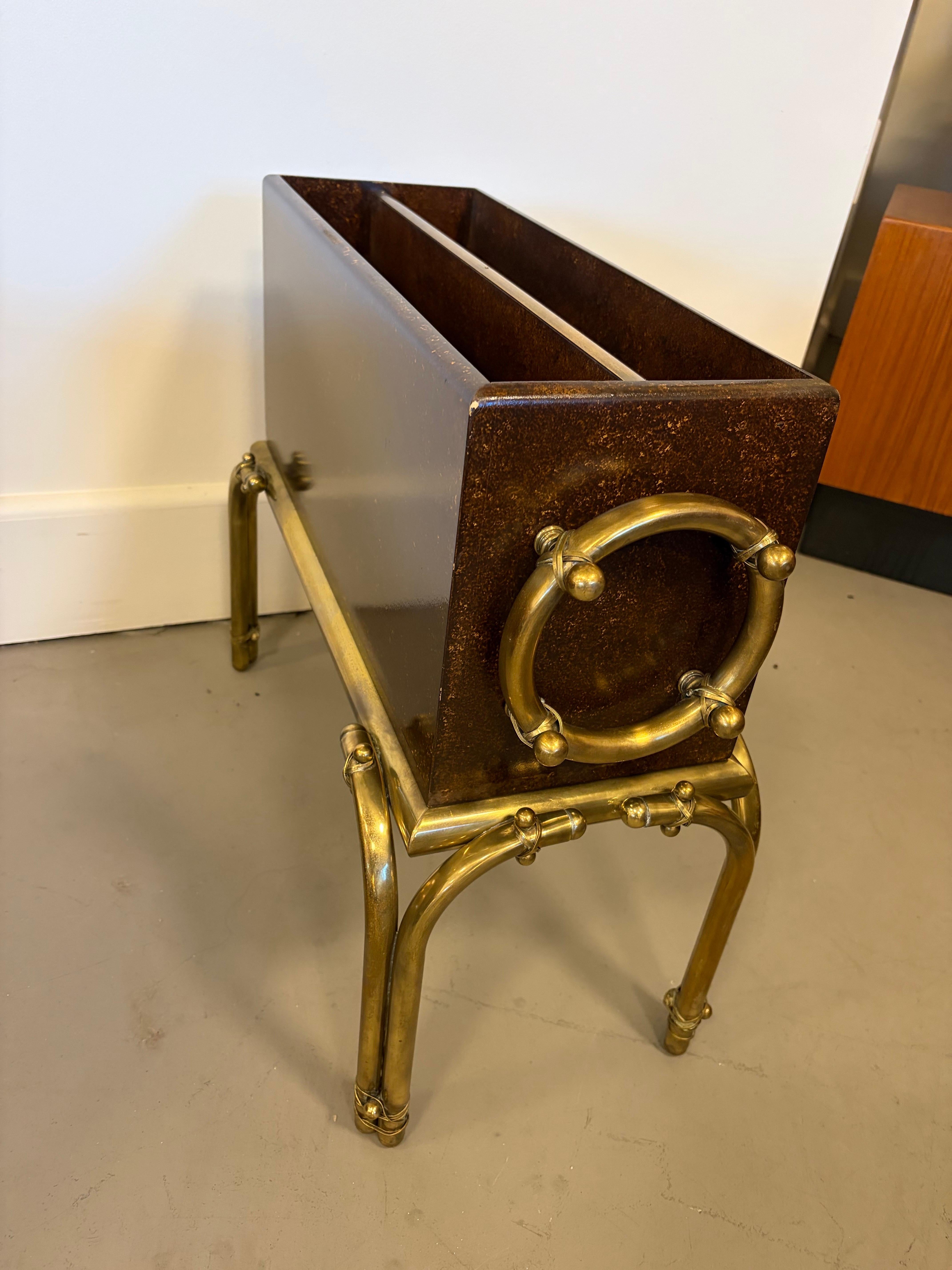 Tommi Parzinger pour Parzinger Originals (Hart) Porte-revues en laiton et laqué en vente 2