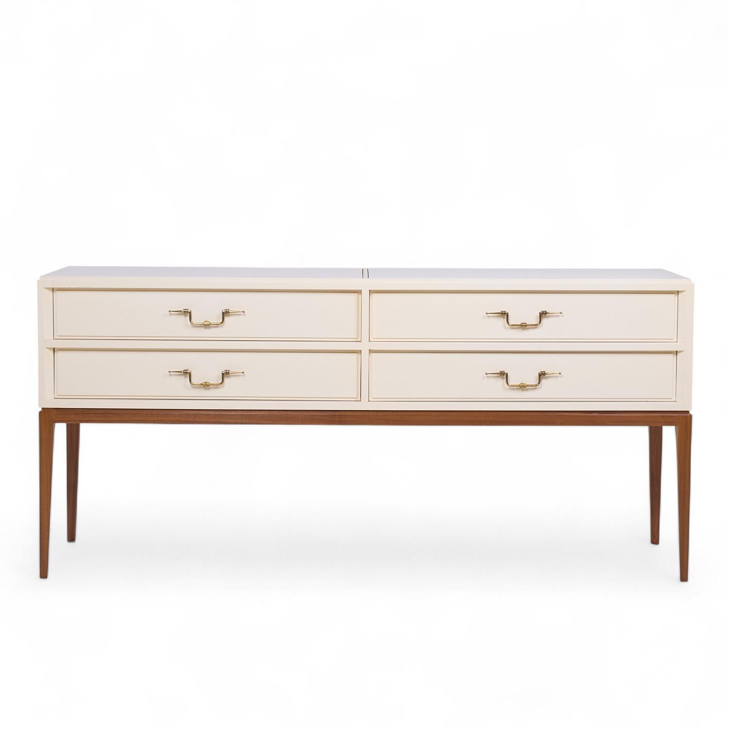 Tommi Parzinger für Parzinger Originals Mid Century Milk Glass Top Console Credenza

Diese Anrichte misst: 68 breit x 16,5 tief x 32 Zoll hoch

Alle Möbelstücke sind in einem so genannten restaurierten Vintage-Zustand zu haben. Das bedeutet, dass