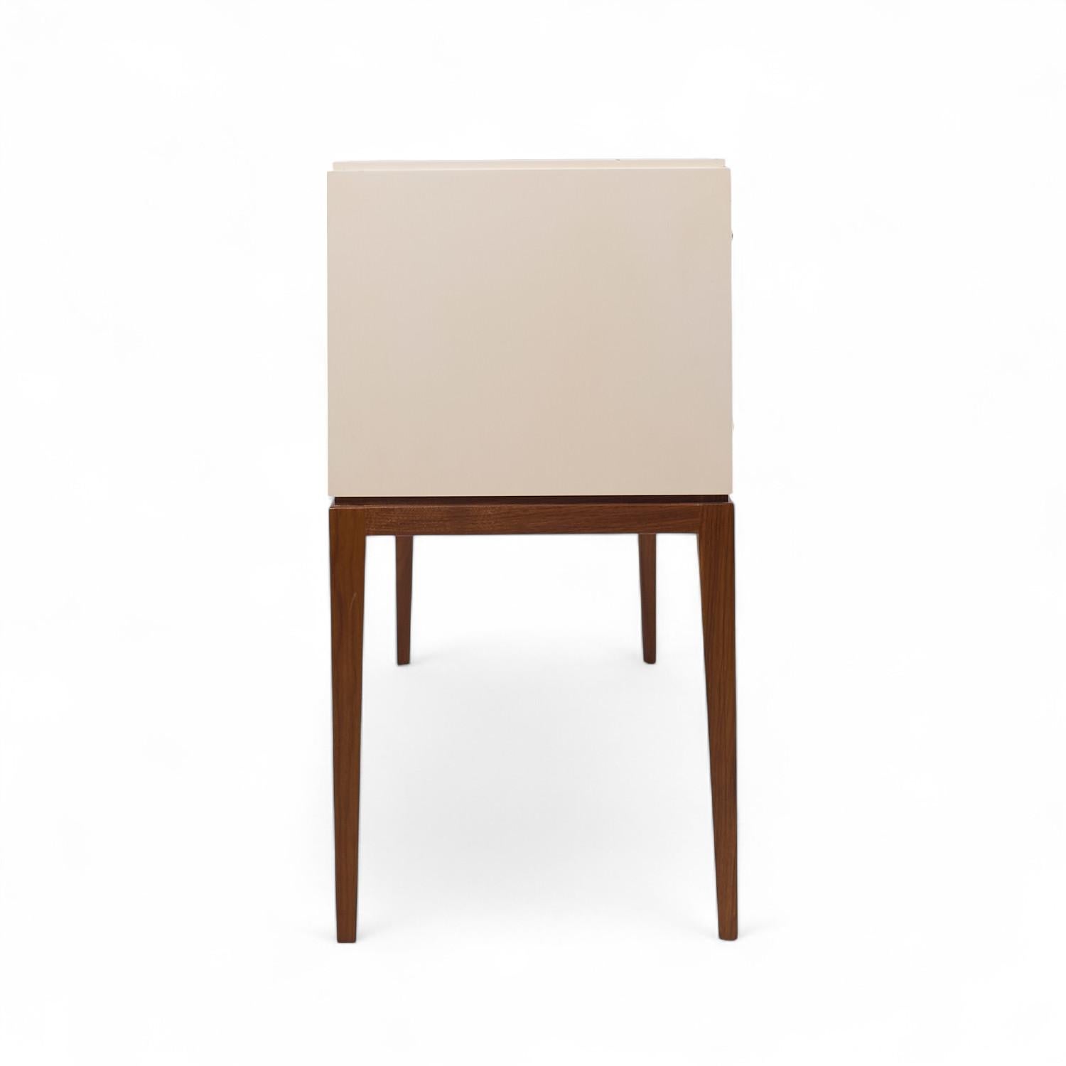 Tommi Parzinger für Parzinger Originals MCM Milk Glass Top Console Credenza (Nordamerikanisch) im Angebot