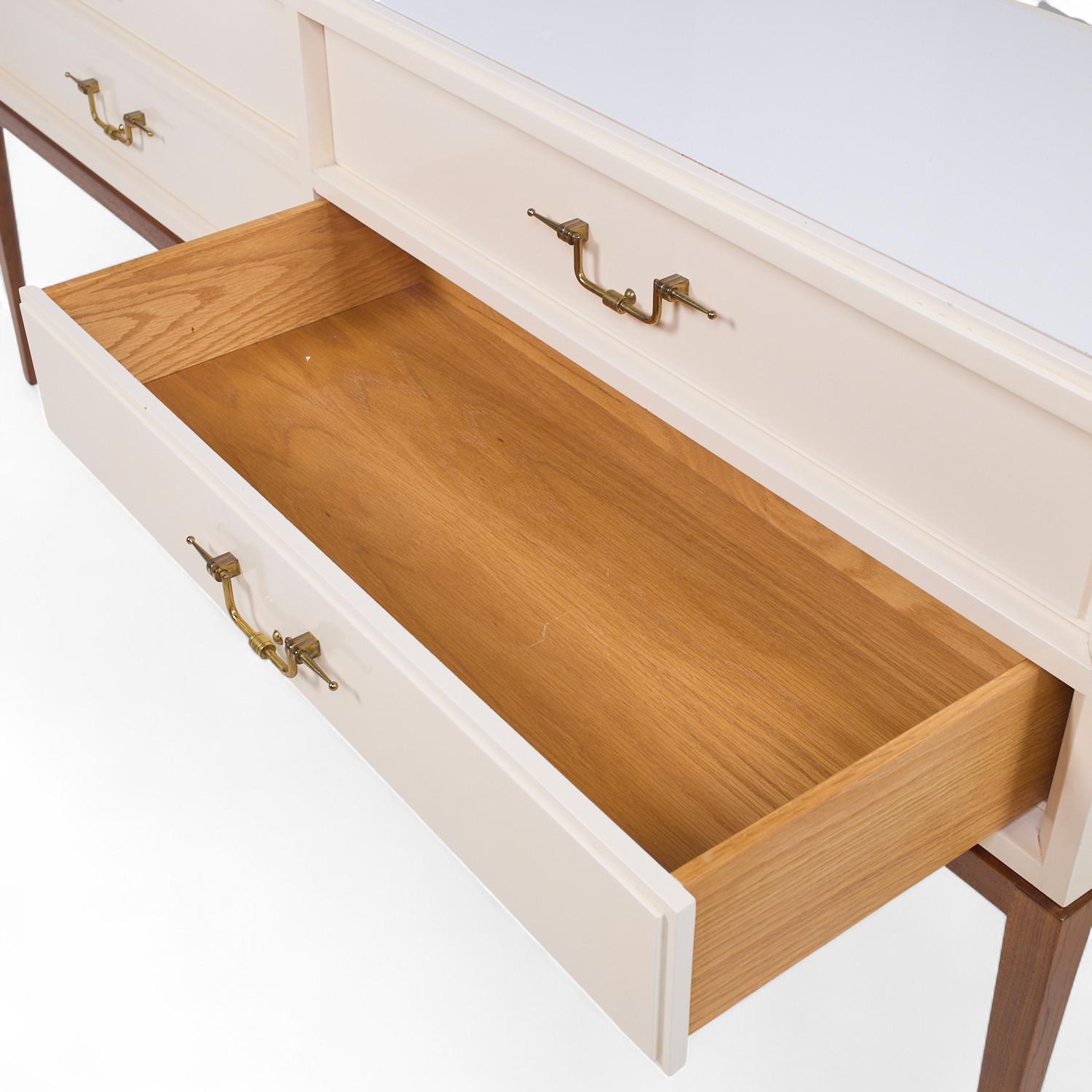 Tommi Parzinger für Parzinger Originals MCM Milk Glass Top Console Credenza (Milchglas) im Angebot
