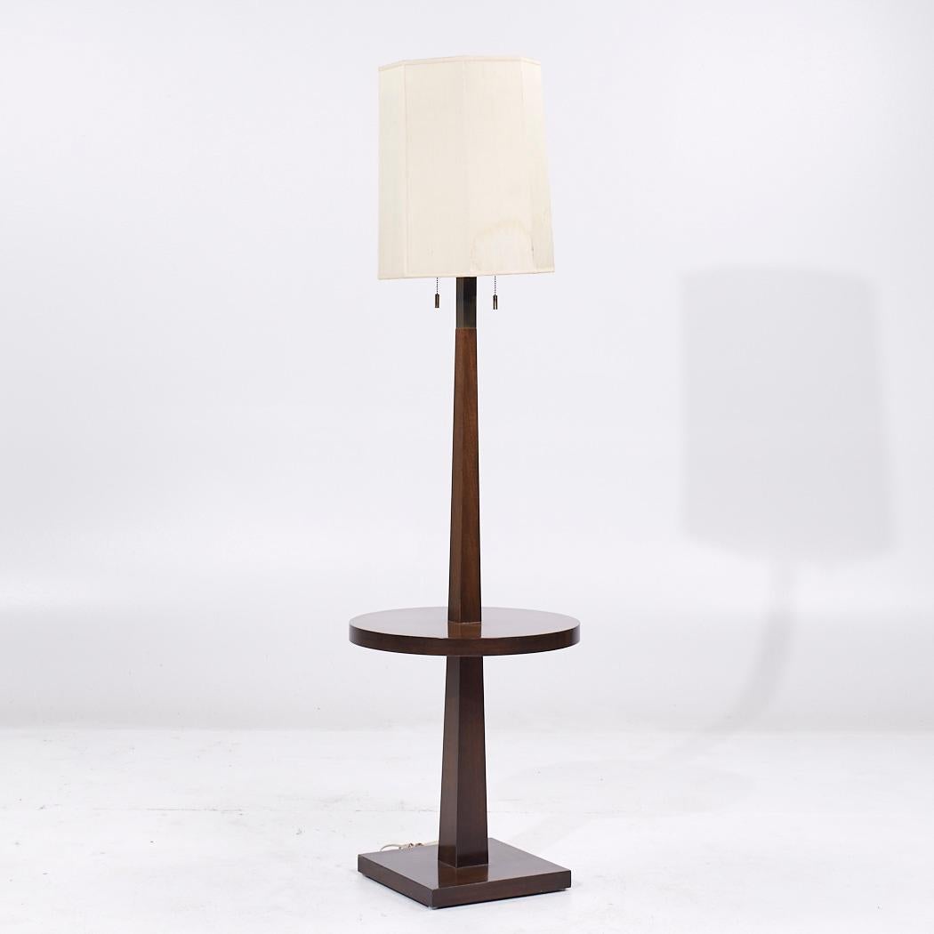 Tommi Parzinger pour Parzinger Originals, lampadaire du milieu du siècle dernier avec table d'appoint

Ce lampadaire mesure : 18 large x 18 profond x 63 pouces de haut

Tous les meubles peuvent être achetés dans ce que nous appelons un état vintage