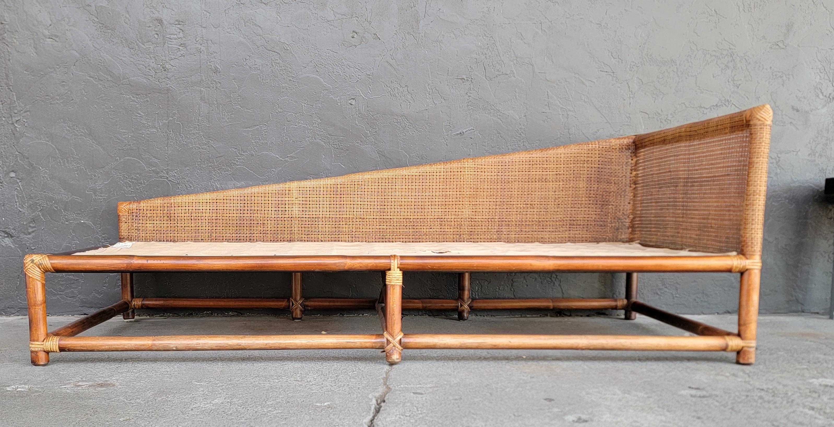 Tommi Parzinger for Willow and Reed Bamboo and Cane Chaise Daybed en Bueno estado para la venta en Fulton, CA