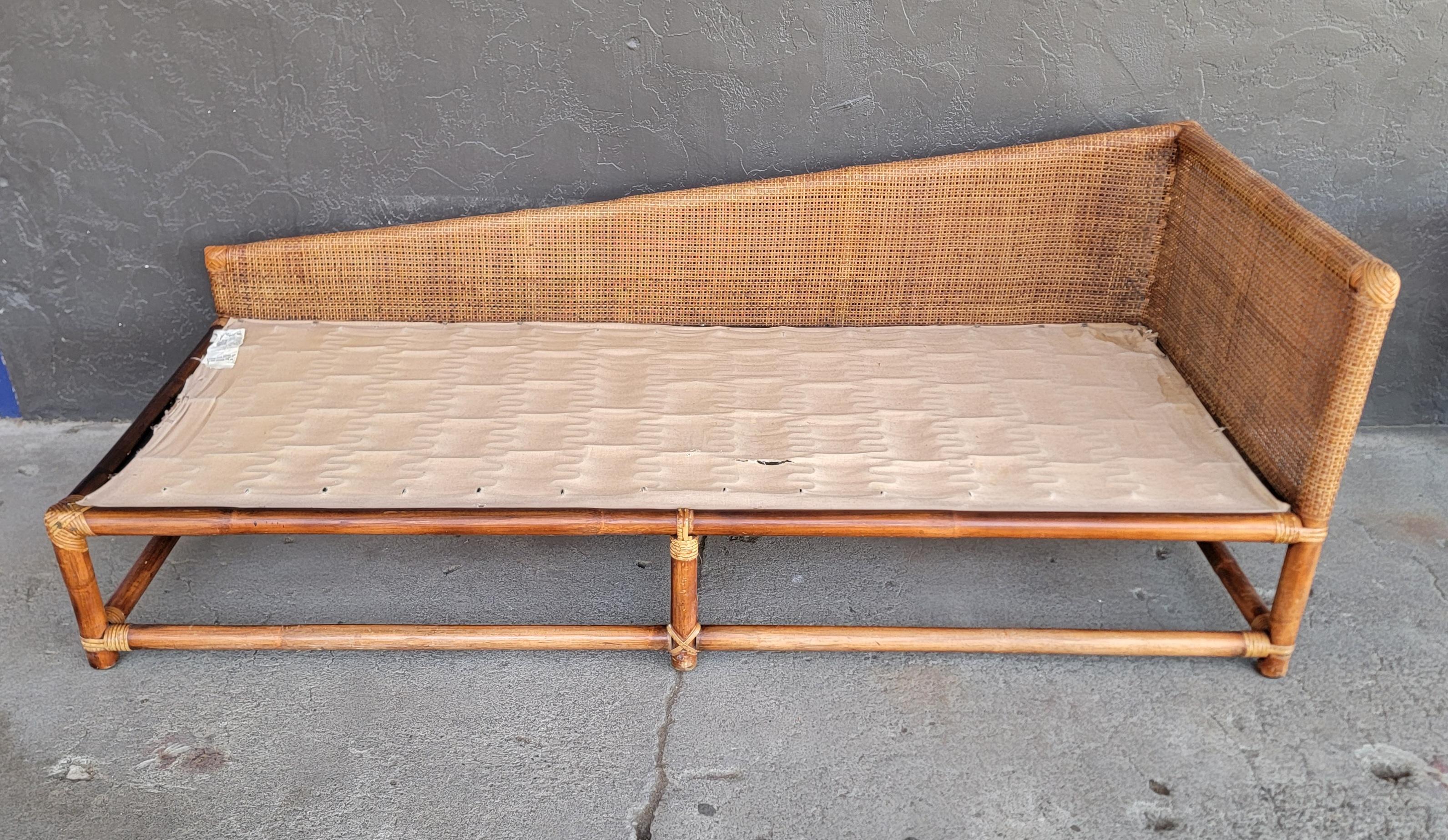 Tommi Parzinger for Willow and Reed Bamboo and Cane Chaise Daybed siglo XX en venta
