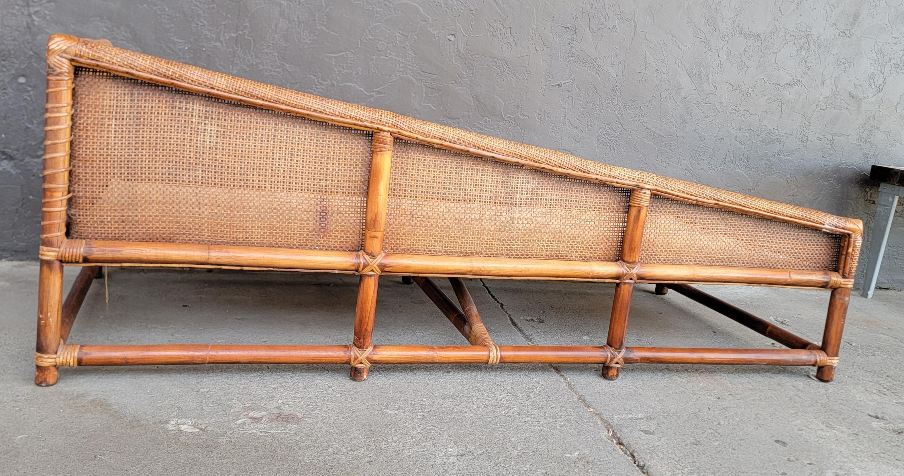 Tommi Parzinger for Willow and Reed Bamboo and Cane Chaise Daybed en venta 1