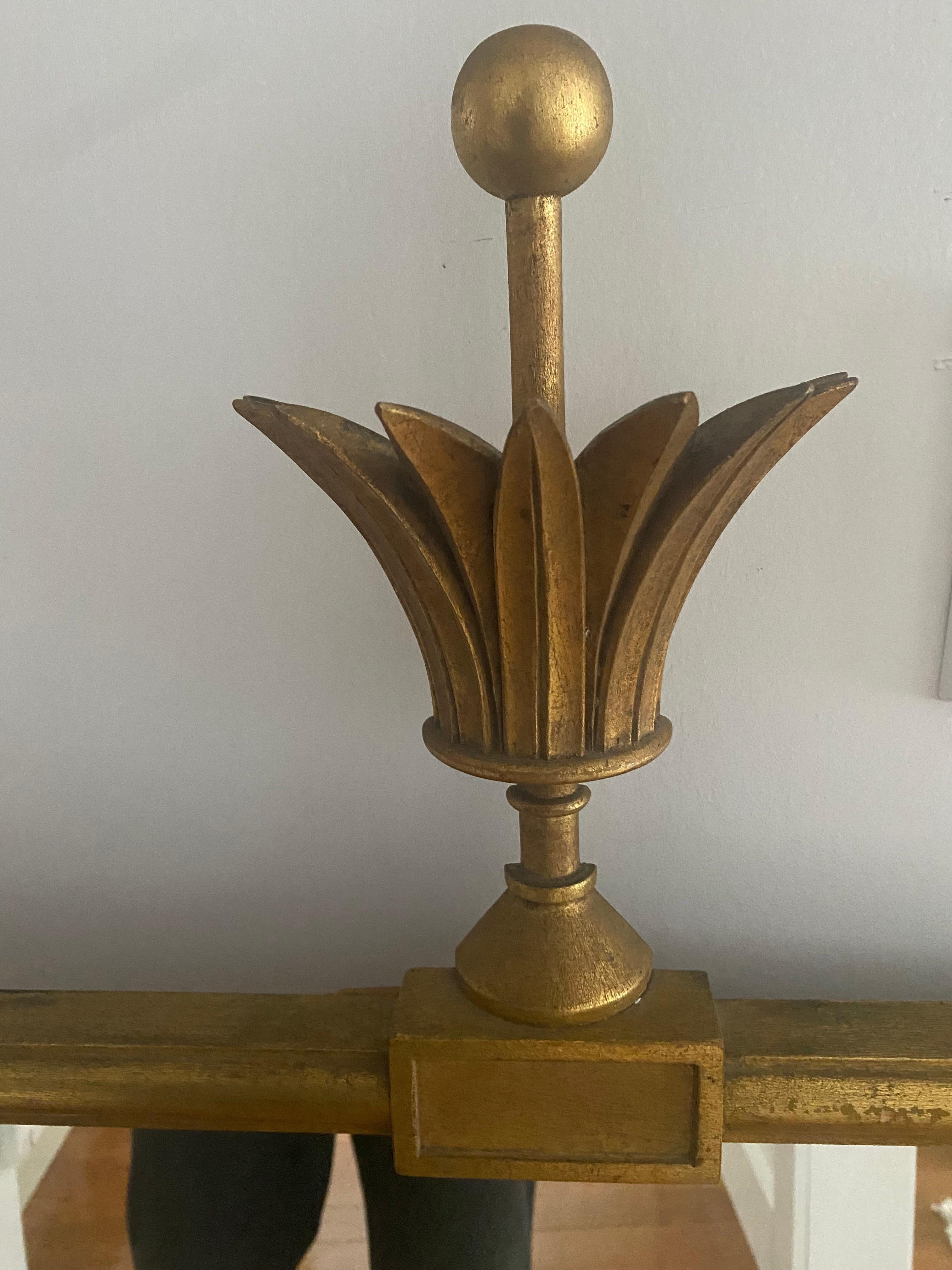 Hollywood Regency Tommi Parzinger miroir doré fleuron décoratif hollywood regency mid century en vente