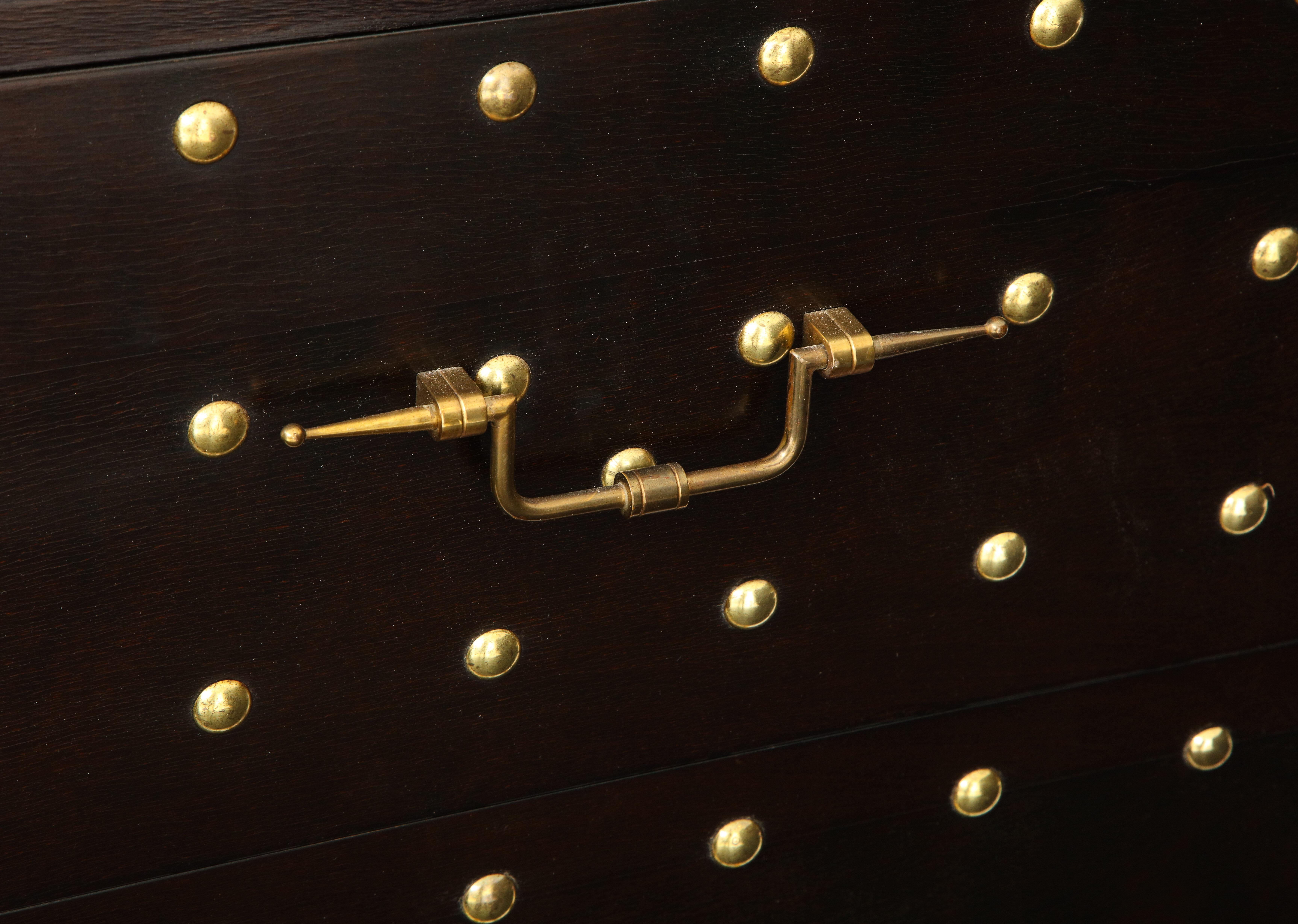 Moderno Armadio laccato e borchiato Tommi Parzinger in vendita