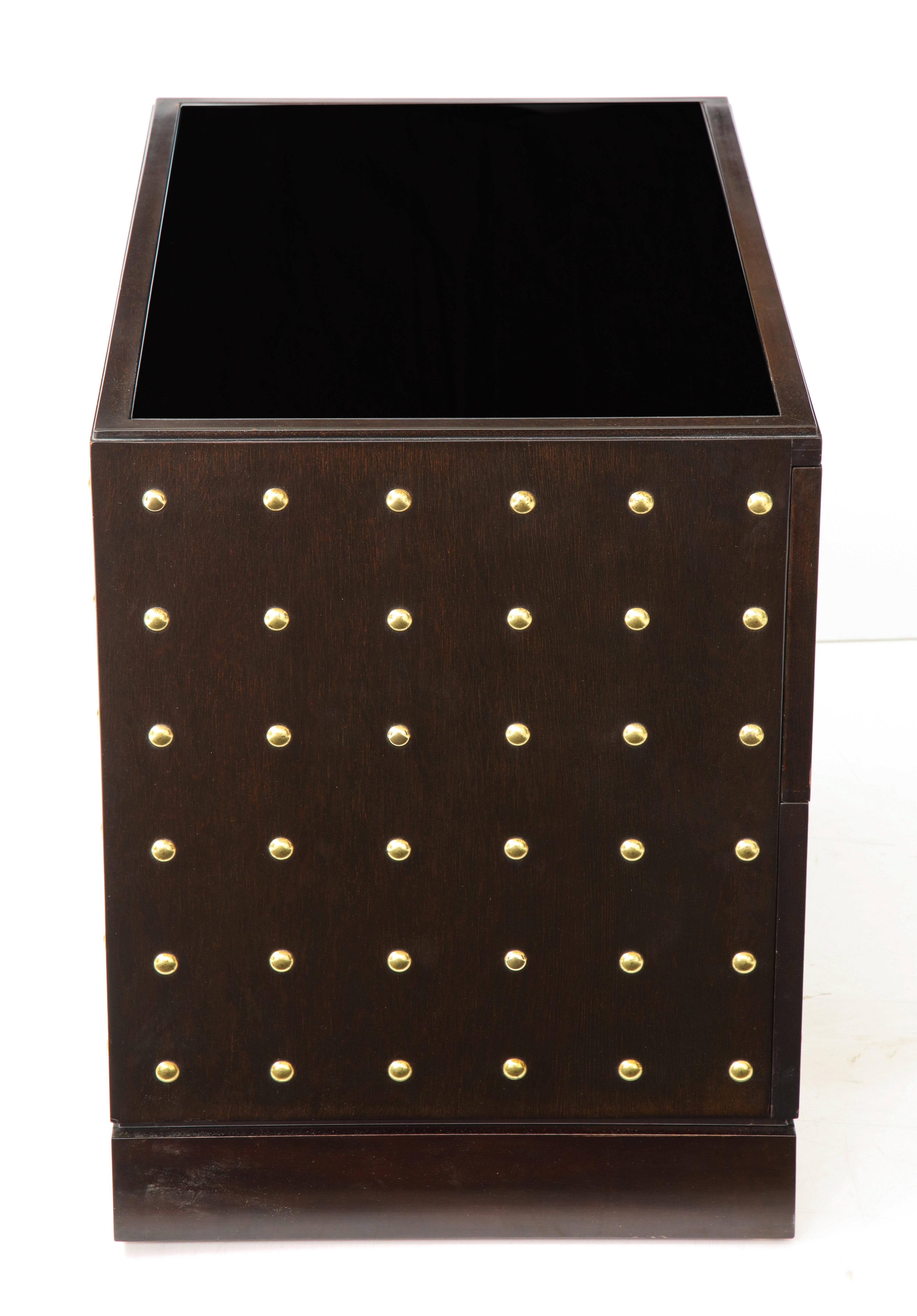 Americano Armadio laccato e borchiato Tommi Parzinger in vendita