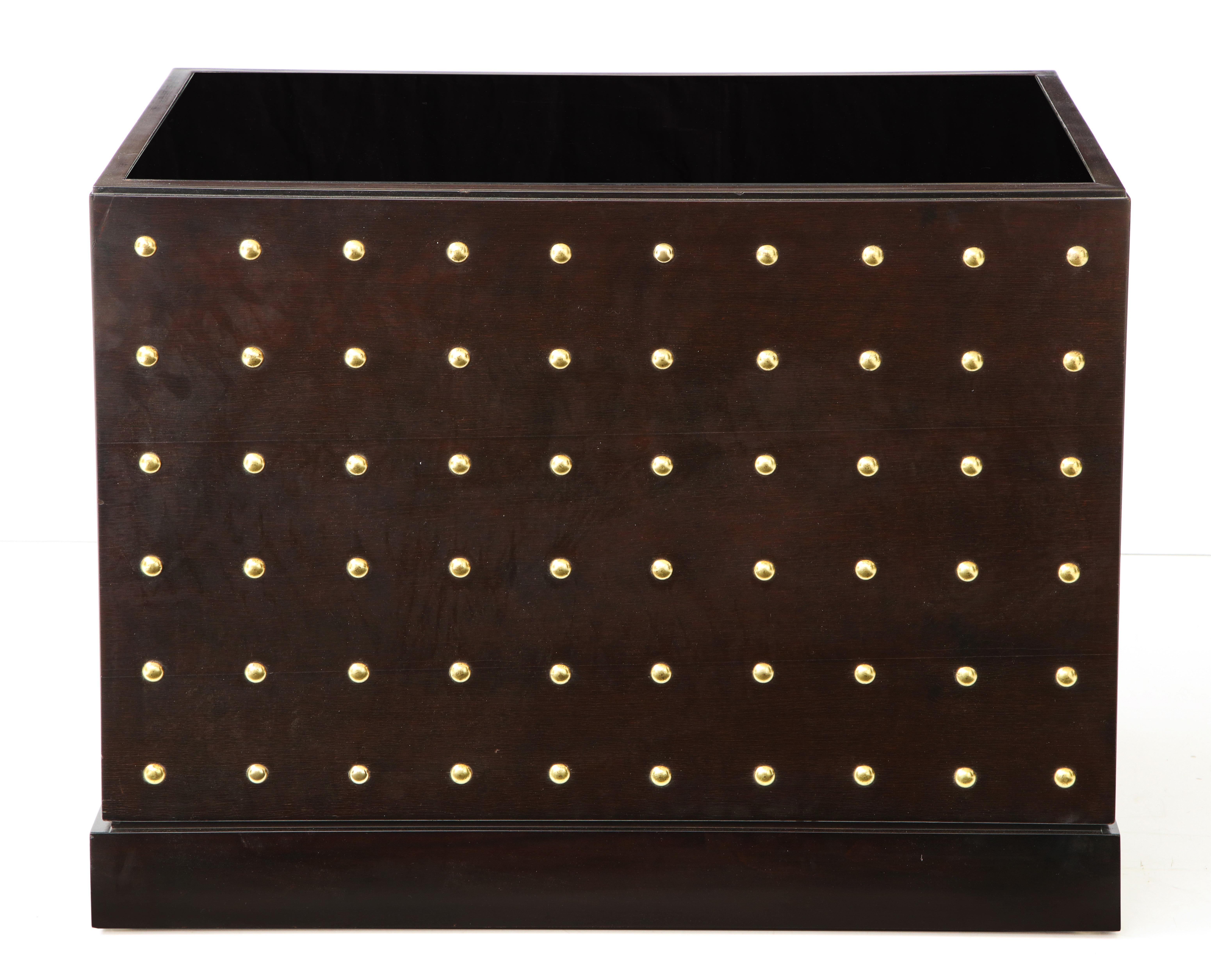 Armadio laccato e borchiato Tommi Parzinger In condizioni buone in vendita a New York, NY