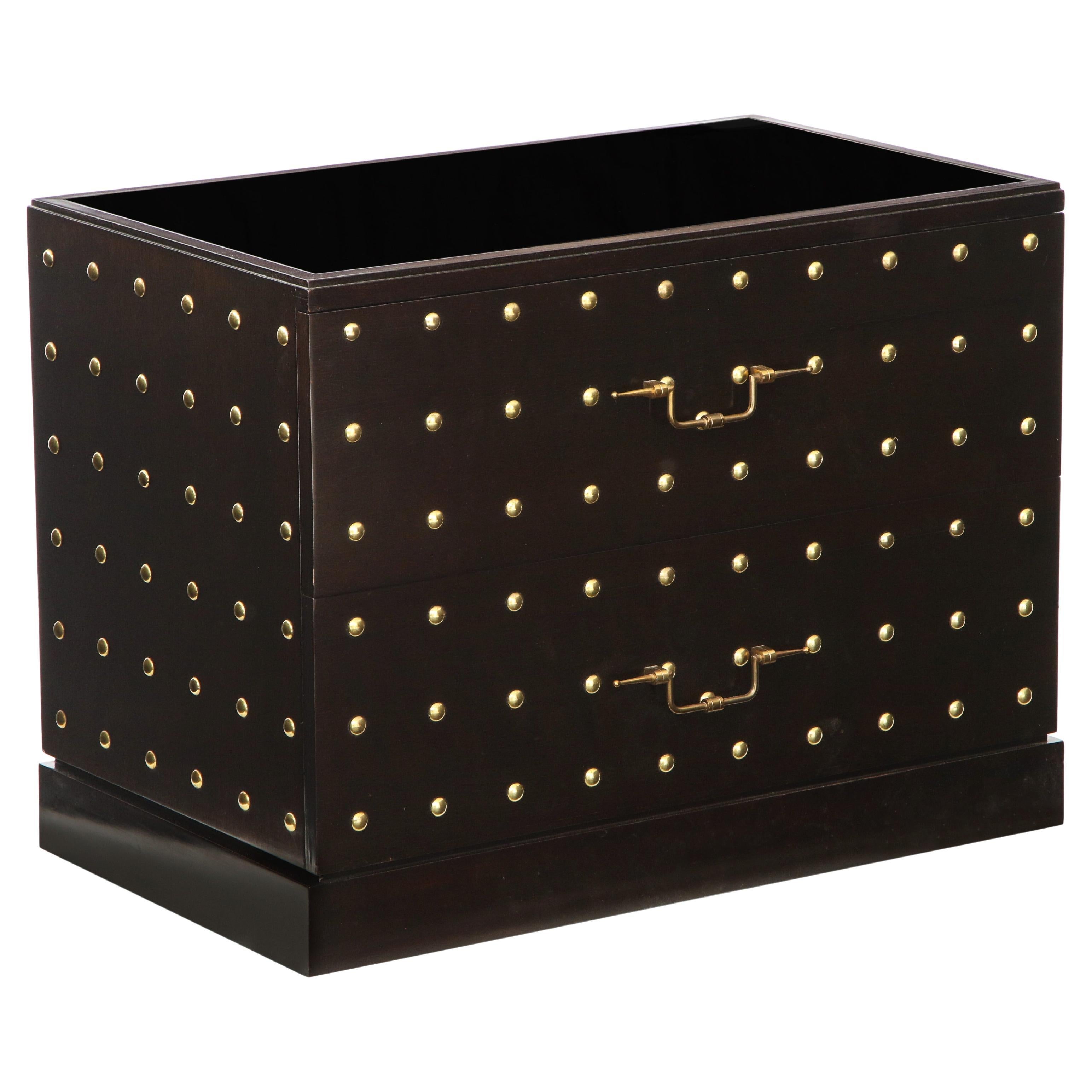 Armadio laccato e borchiato Tommi Parzinger in vendita