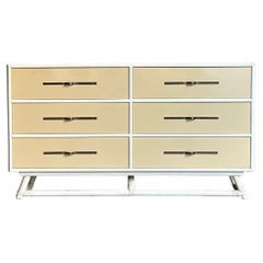 Comò laccato Tommi Parzinger con ferramenta in ottone per Willow and Reed