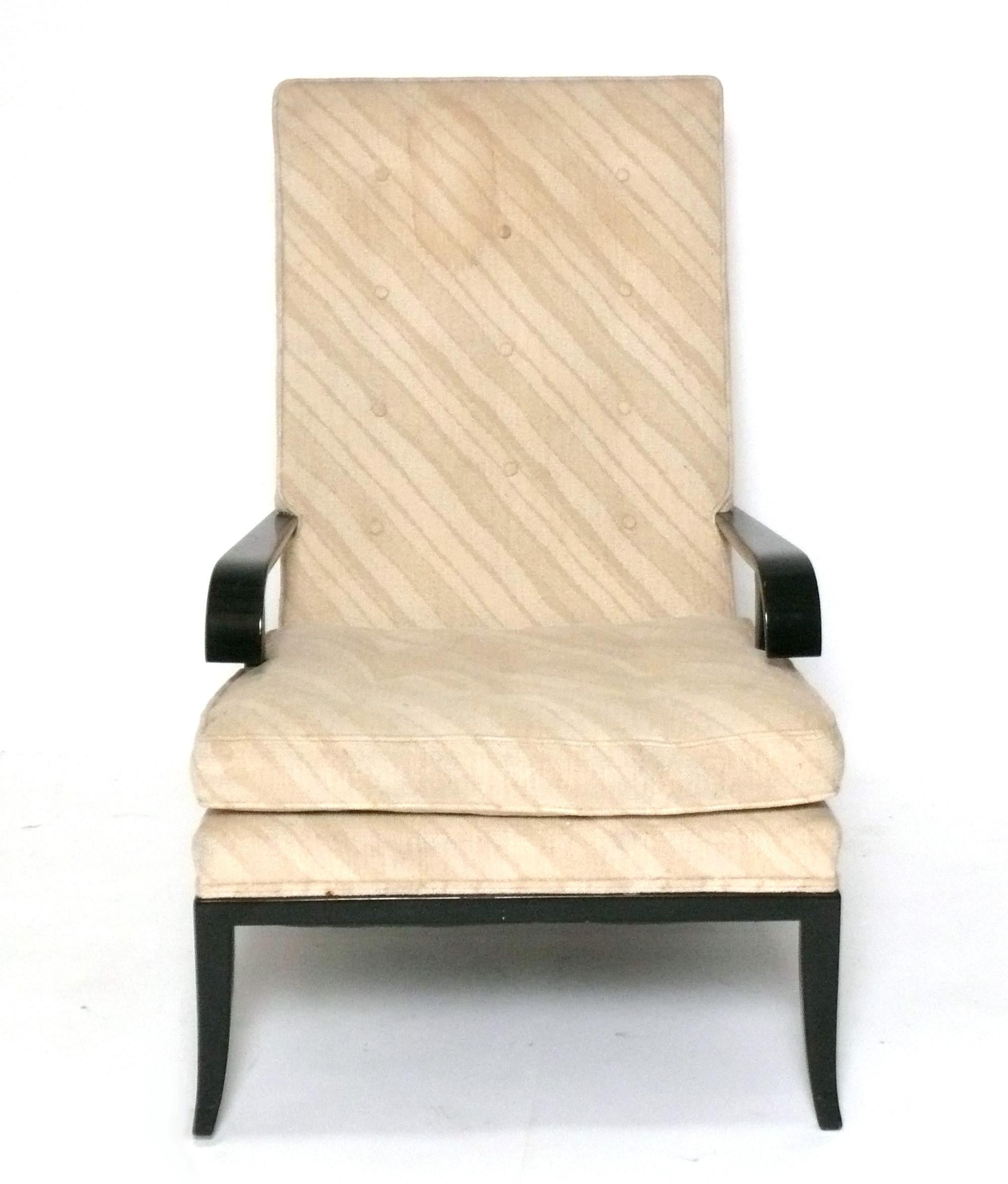 Elegante sillón de salón, diseñado por Tommi Parzinger para Parzinger Originals, Estados Unidos, hacia la década de 1950. Esta silla está siendo repintada y retapizada. El precio indicado incluye el repintado en el color que elijas y el retapizado