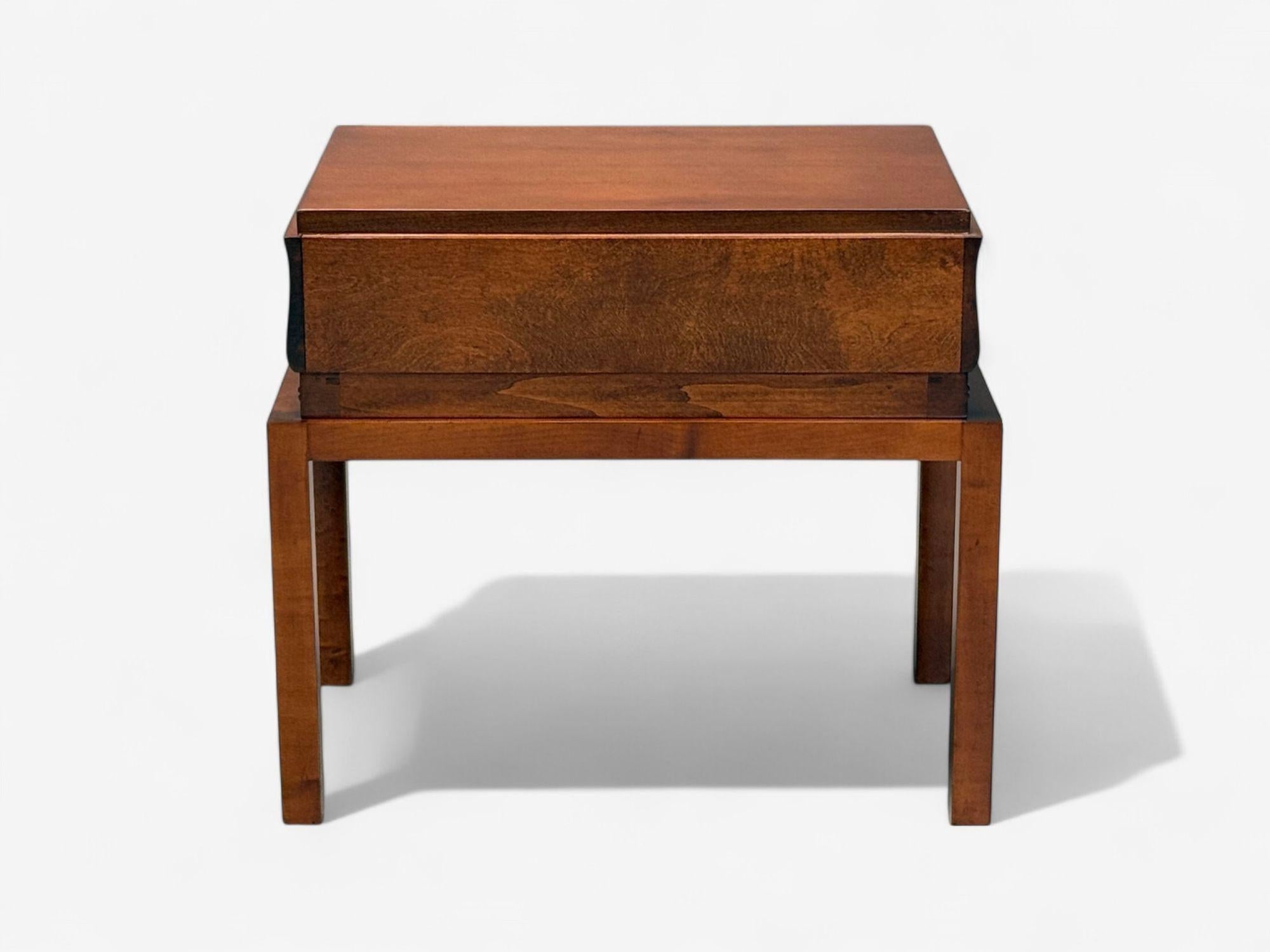 Tommi Parzinger, Comodini bassi in mogano e ottone, USA, anni '60 in vendita 4