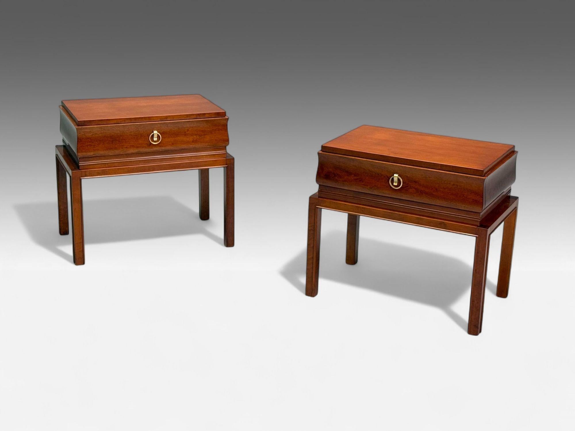 Tommi Parzinger, Charak Modern, Mid-Century Modern, Mogano, Ottone, Comodini bassi, USA, 1960

Coppia di rari comodini o tavolini disegnati da Tommi Parzinger e prodotti da Charak Modern negli Stati Uniti negli anni '60 circa. Ogni esemplare è