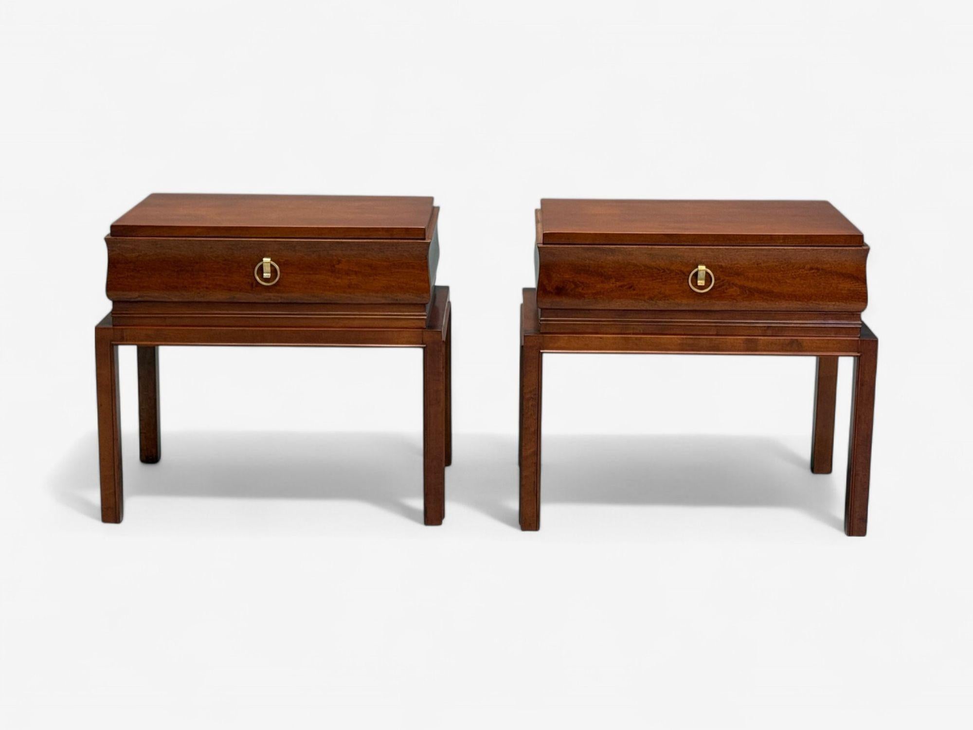 Mid-Century moderno Tommi Parzinger, Comodini bassi in mogano e ottone, USA, anni '60 in vendita