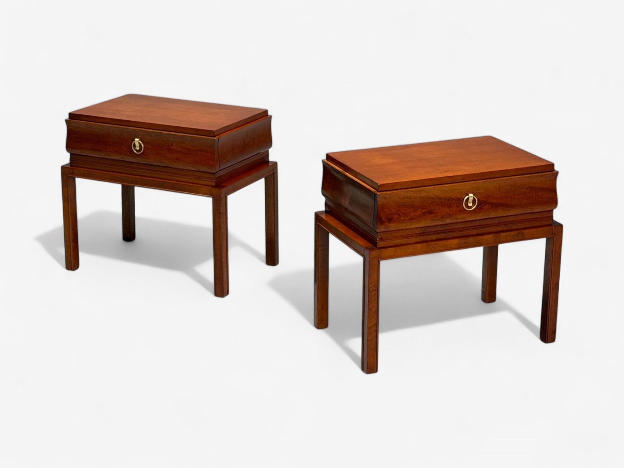 Americano Tommi Parzinger, Comodini bassi in mogano e ottone, USA, anni '60 in vendita