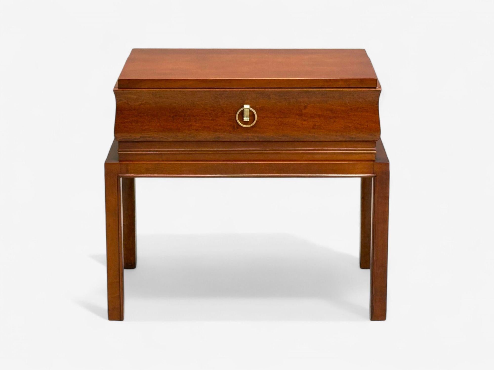 Metà XX secolo Tommi Parzinger, Comodini bassi in mogano e ottone, USA, anni '60 in vendita
