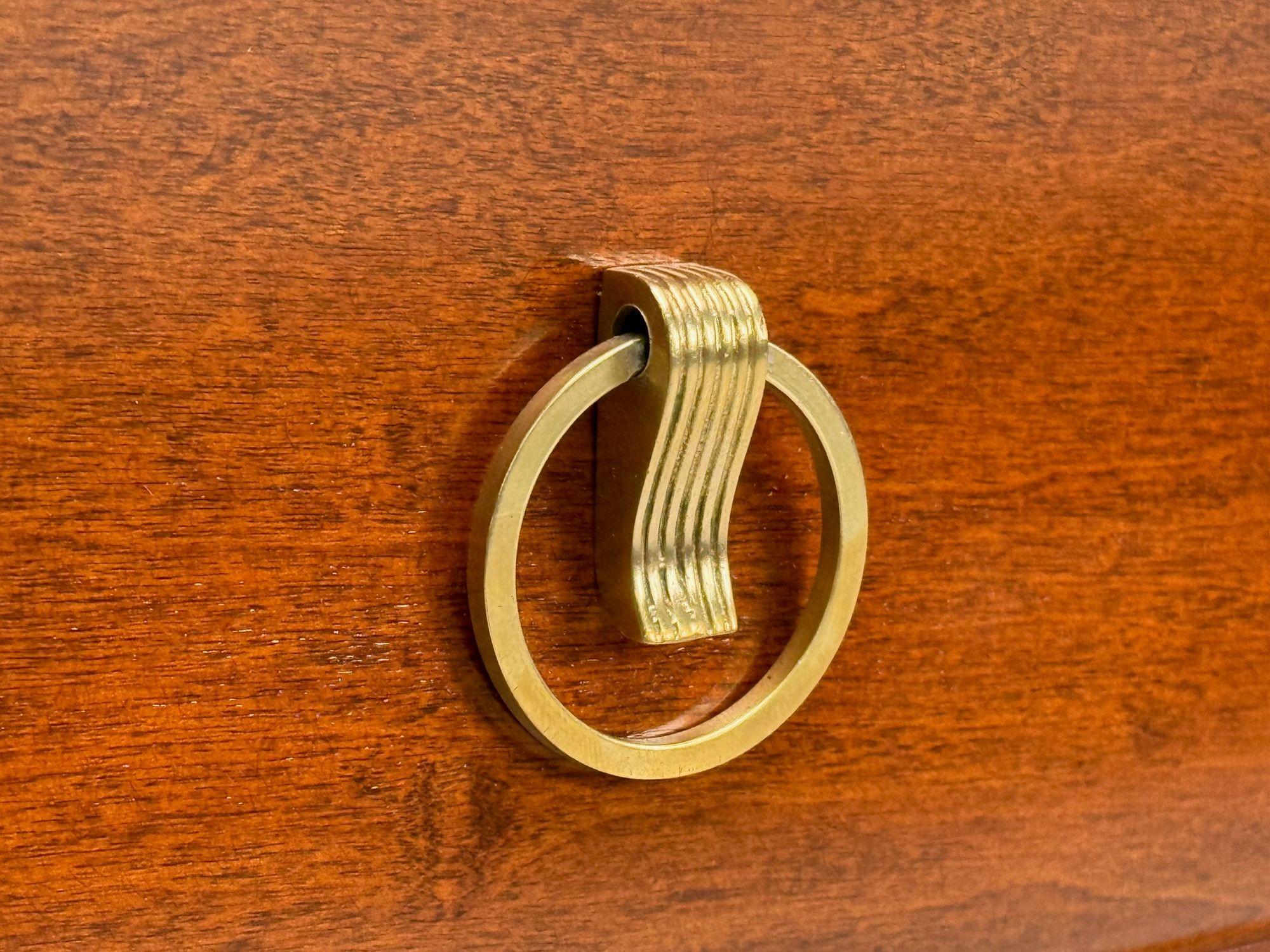 Ottone Tommi Parzinger, Comodini bassi in mogano e ottone, USA, anni '60 in vendita