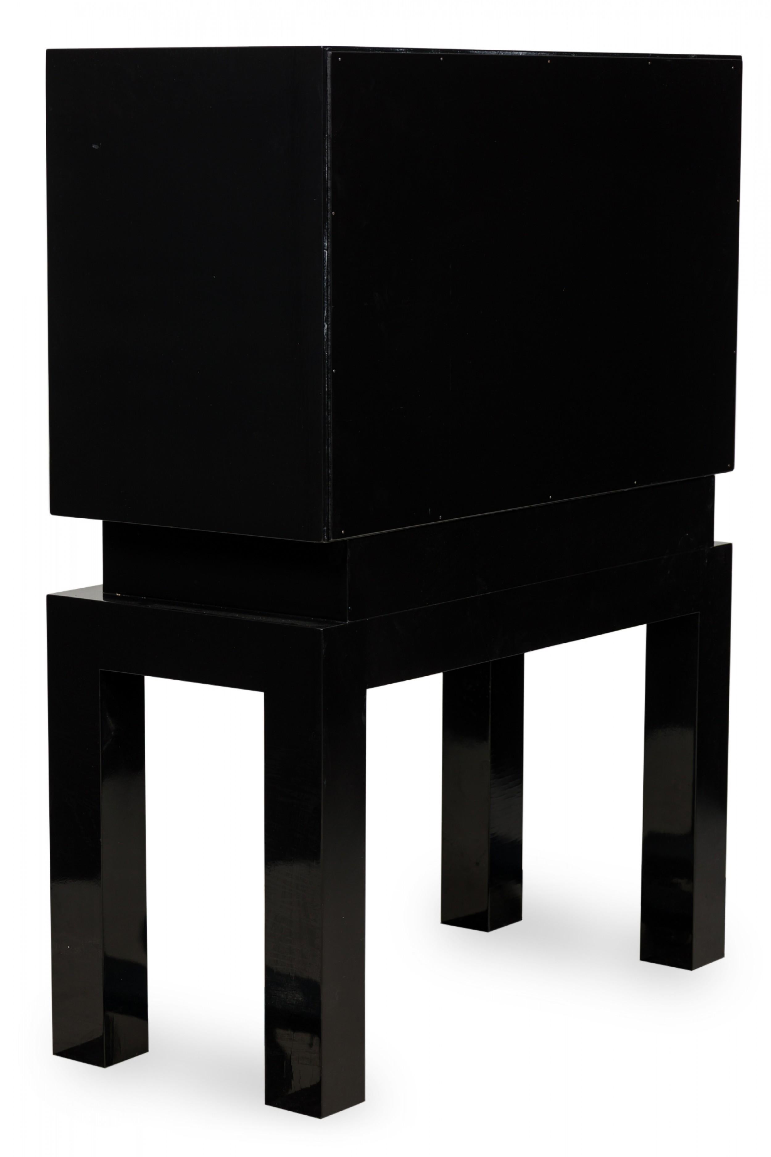 Tommi Parzinger Midcentury American Modern Black Lacquered Bar Cabinet In Good Condition For Sale In New York, NY