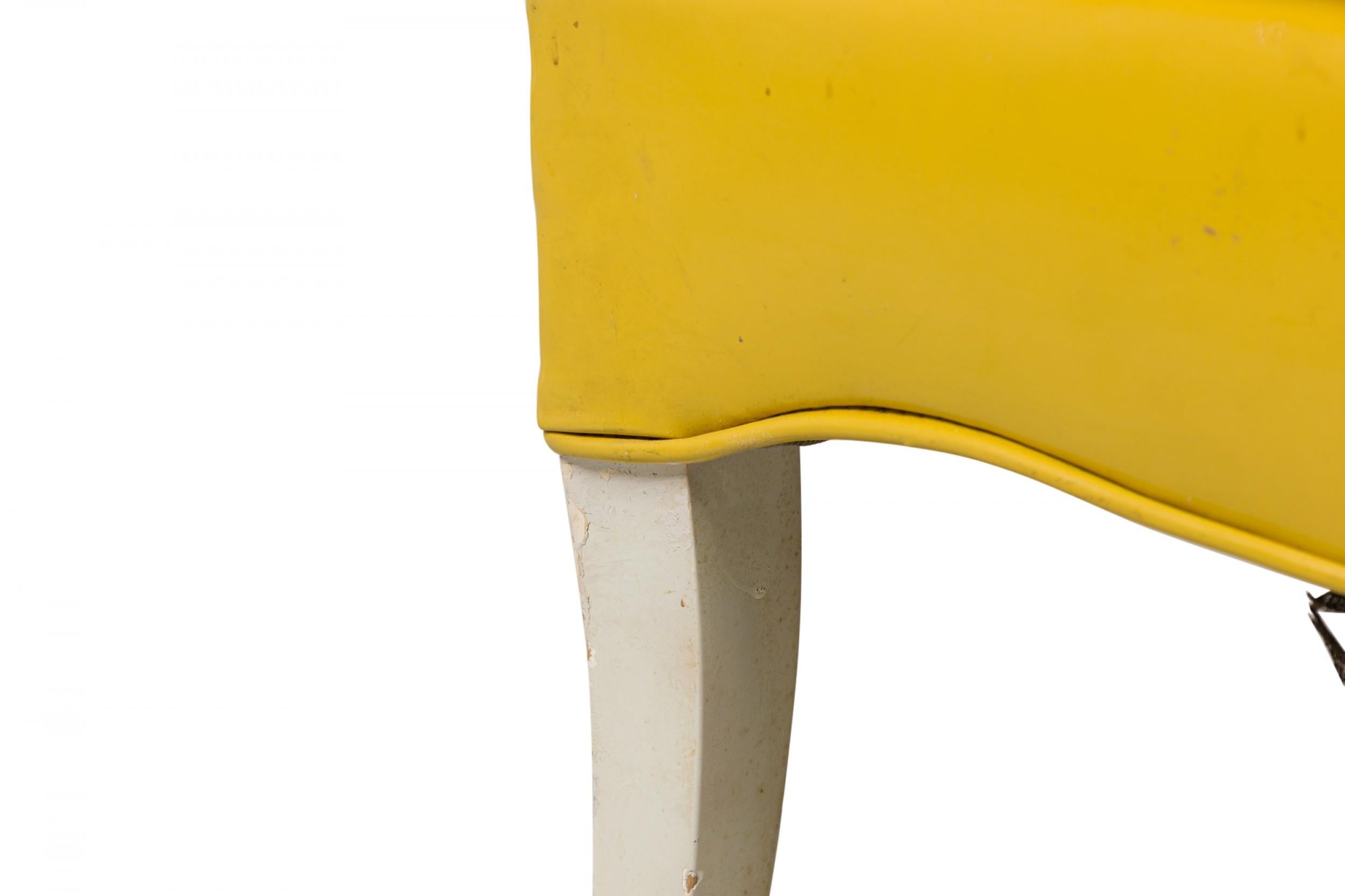 Chaise à oreilles Tommi Parzinger tapissée de vinyle jaune américain du milieu du siècle dernier en vente 4