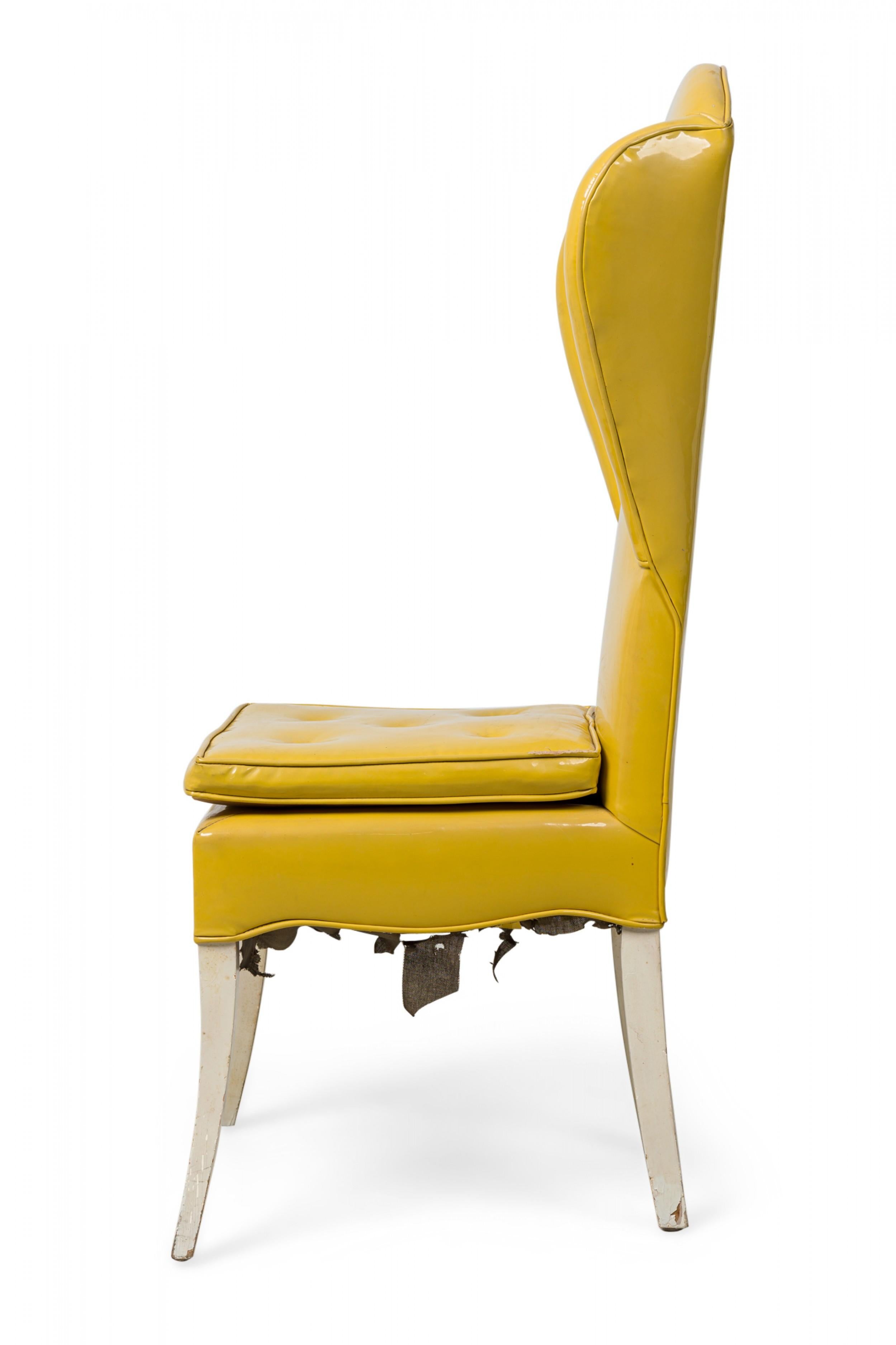 Mid-Century Modern Chaise à oreilles Tommi Parzinger tapissée de vinyle jaune américain du milieu du siècle dernier en vente