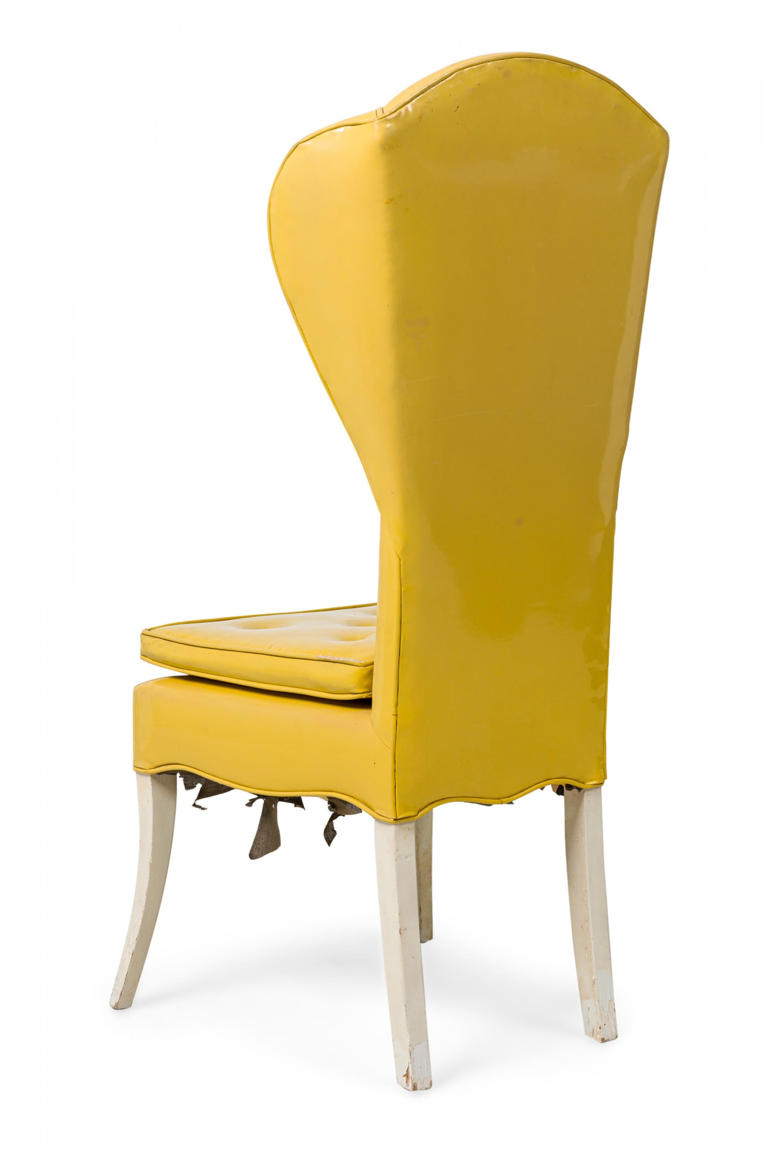Américain Chaise à oreilles Tommi Parzinger tapissée de vinyle jaune américain du milieu du siècle dernier en vente
