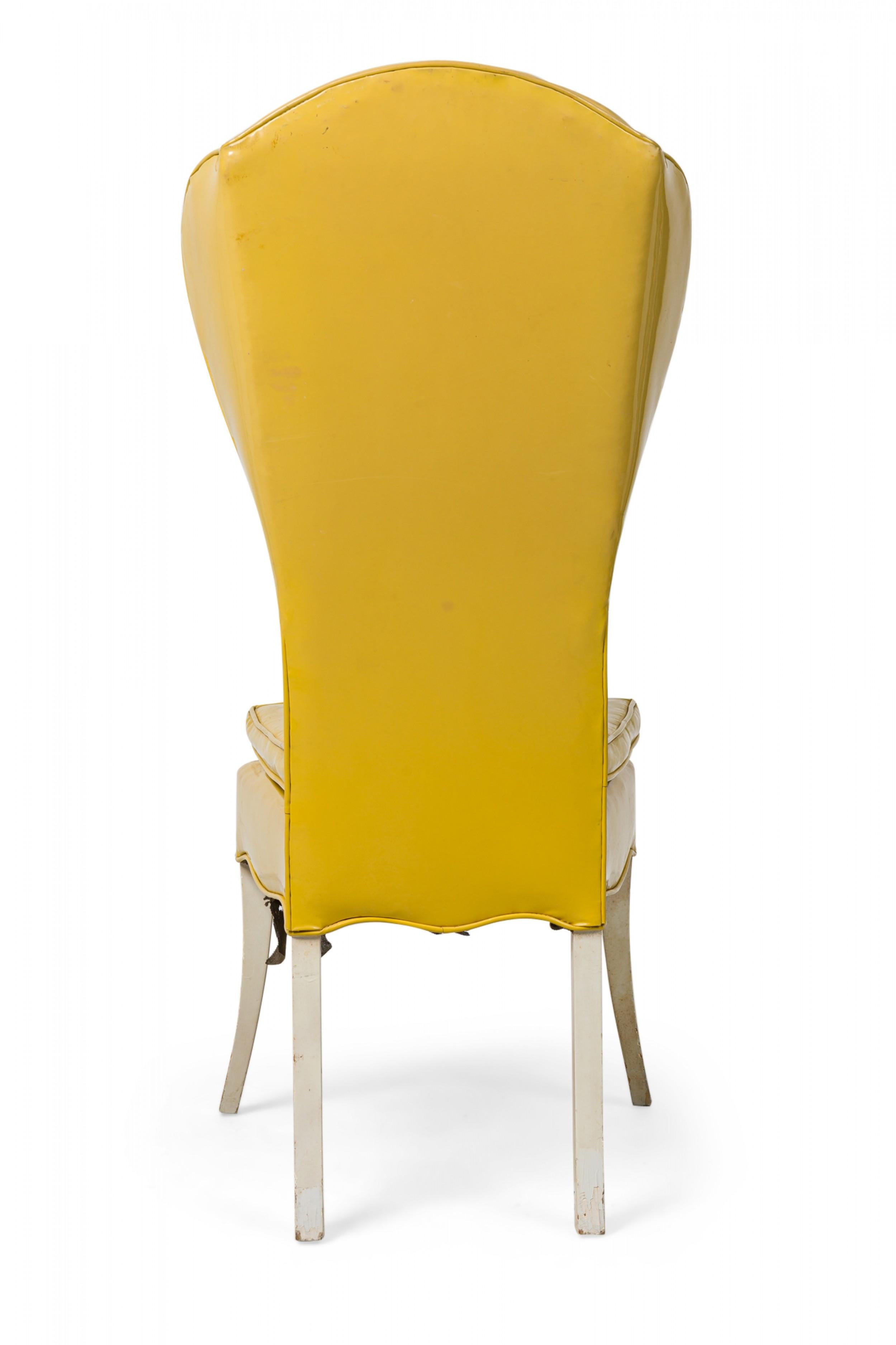 Peint Chaise à oreilles Tommi Parzinger tapissée de vinyle jaune américain du milieu du siècle dernier en vente