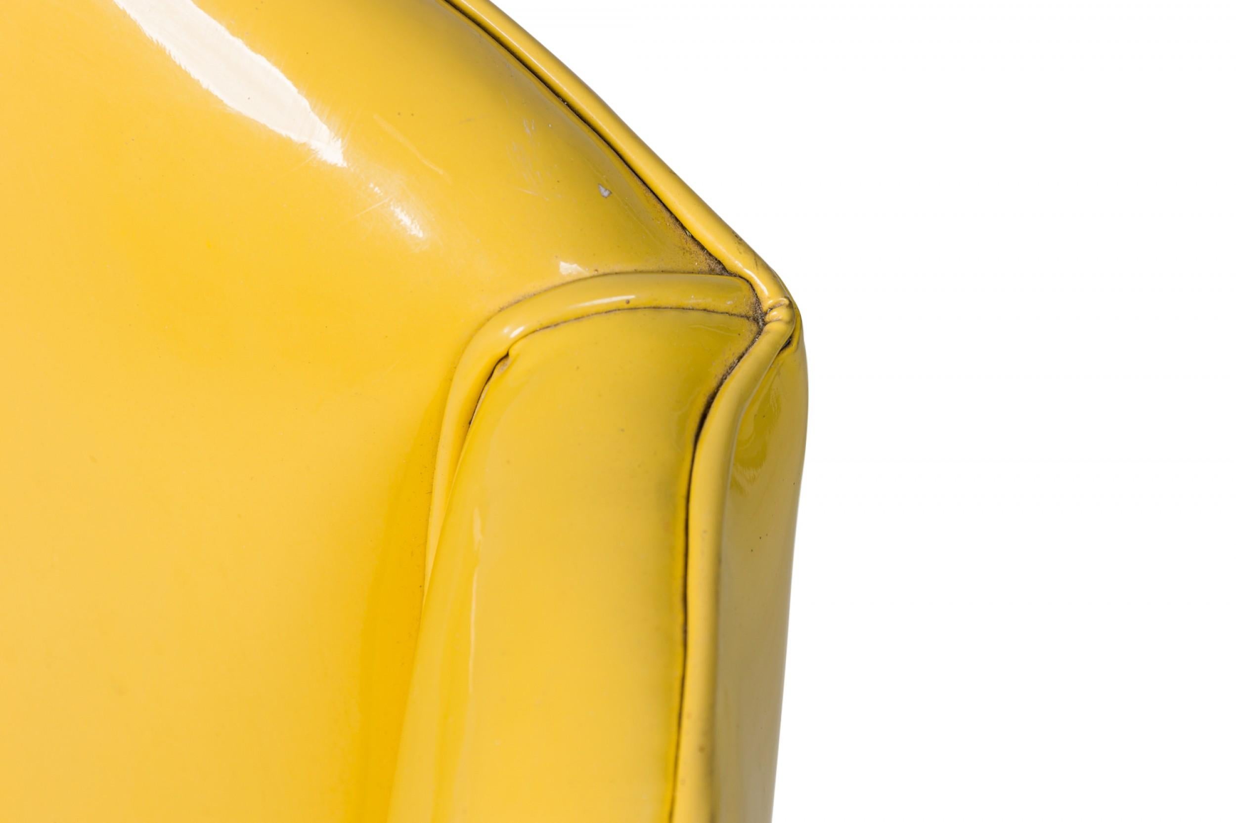 20ième siècle Chaise à oreilles Tommi Parzinger tapissée de vinyle jaune américain du milieu du siècle dernier en vente