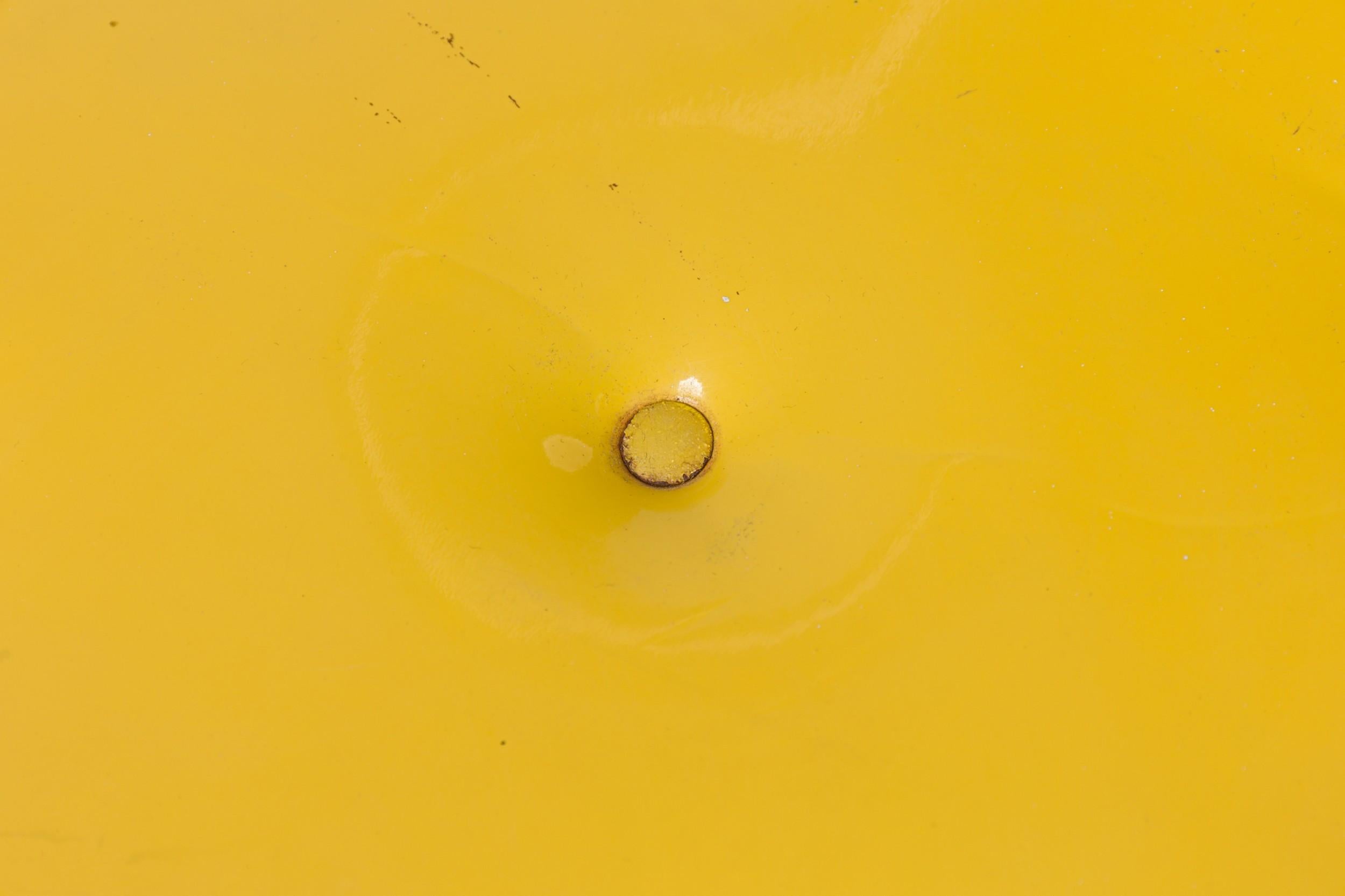 Tissu d'ameublement Chaise à oreilles Tommi Parzinger tapissée de vinyle jaune américain du milieu du siècle dernier en vente