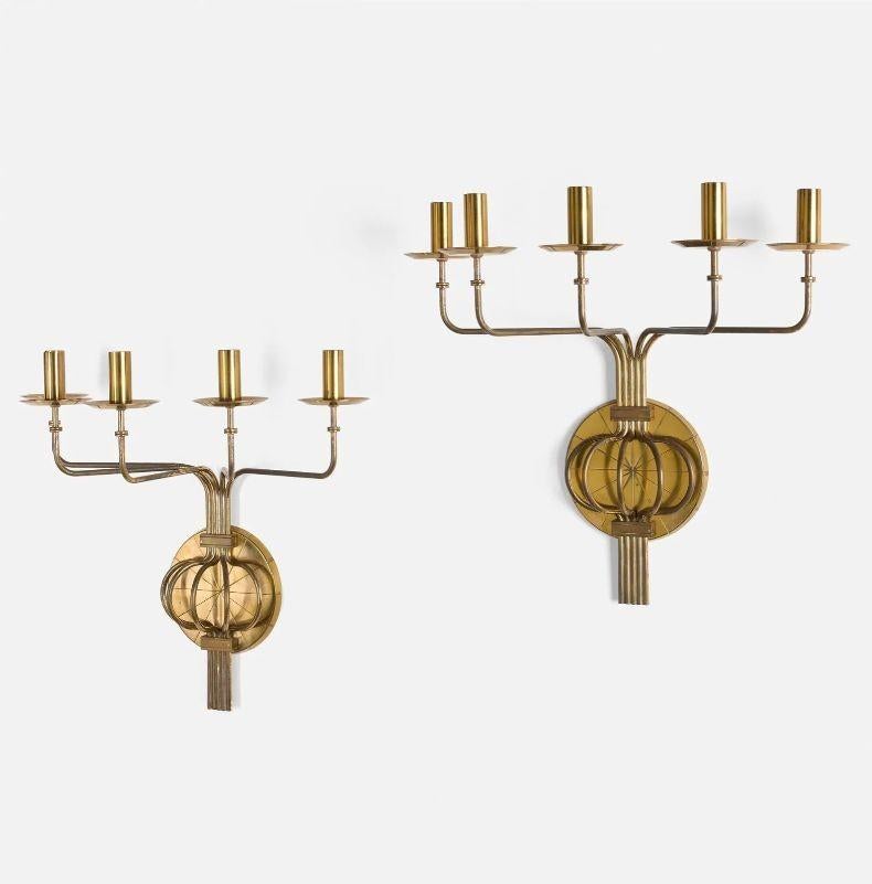 Tommi Parzinger for Dorlyn Silversmiths, Mid-Century Modern, Candleholder Sconces, Brass, USA c. 1955

Pair of candleholder sconces designed by Tommi Parzinger and produced by Dorlyn Silversmiths in the United States, circa 1955. Each sconce has 5