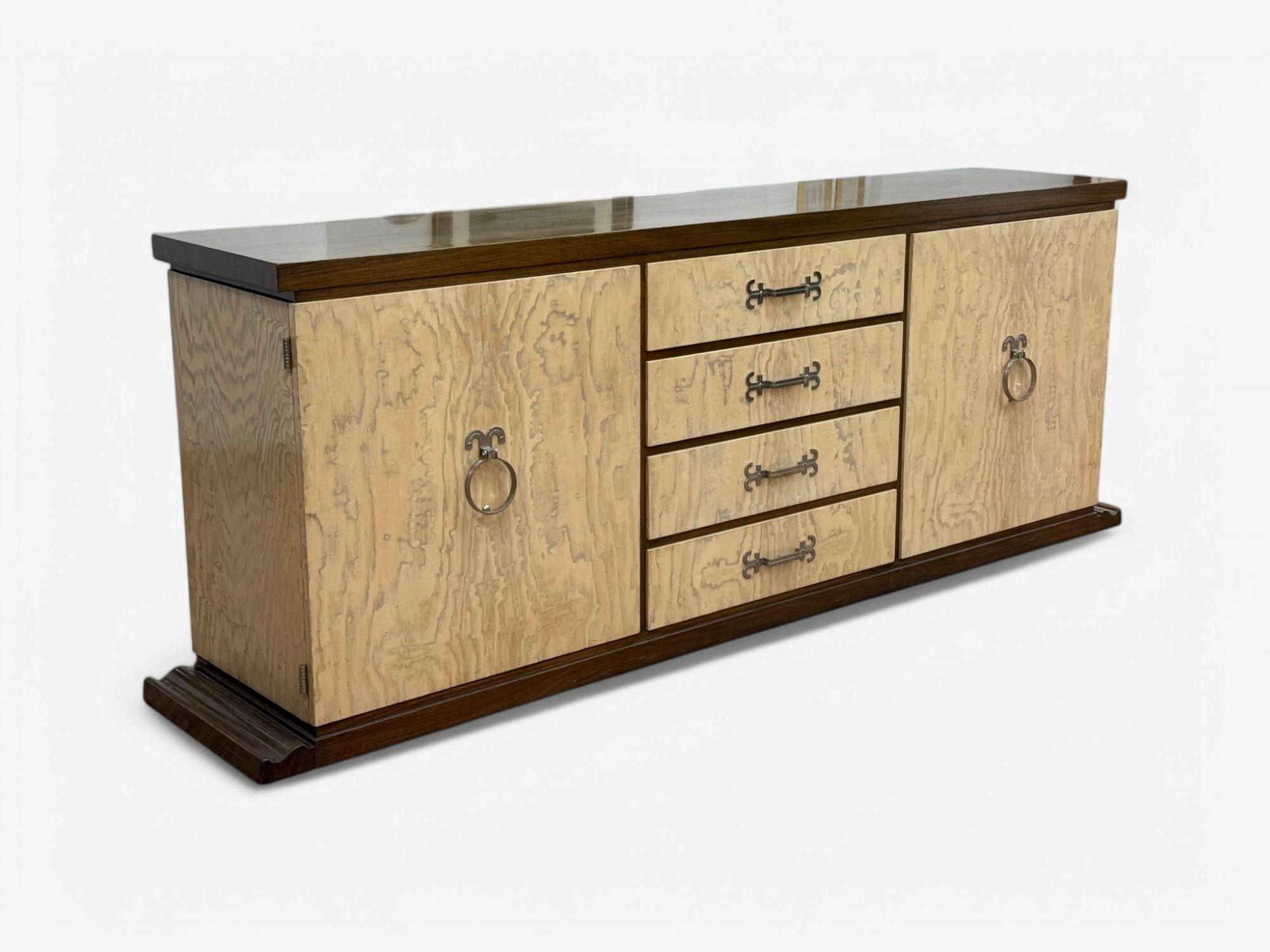 Tommi Parzinger, Mid-Century Modern, Walnut, Burl, Rare Sideboard, USA, 1960s

Buffet unique conçu par Tommi Parzinger (1903 - 1981) pour Parzinger Originals à New York, vers les années 1960. Cet exemple présente un riche noyer laqué et une loupe