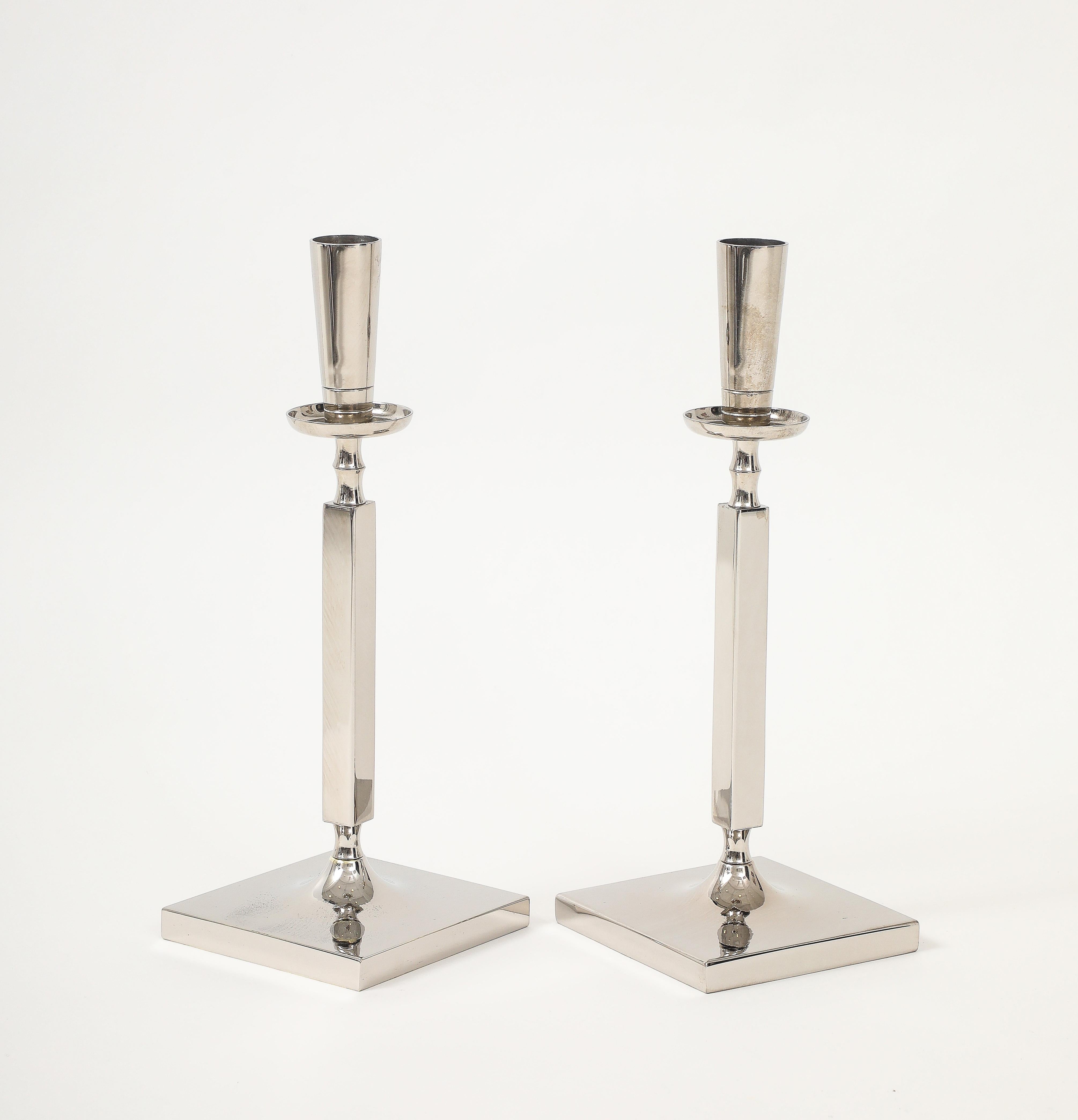 Americano Candelieri a colonna in nichel Tommi Parzinger in vendita