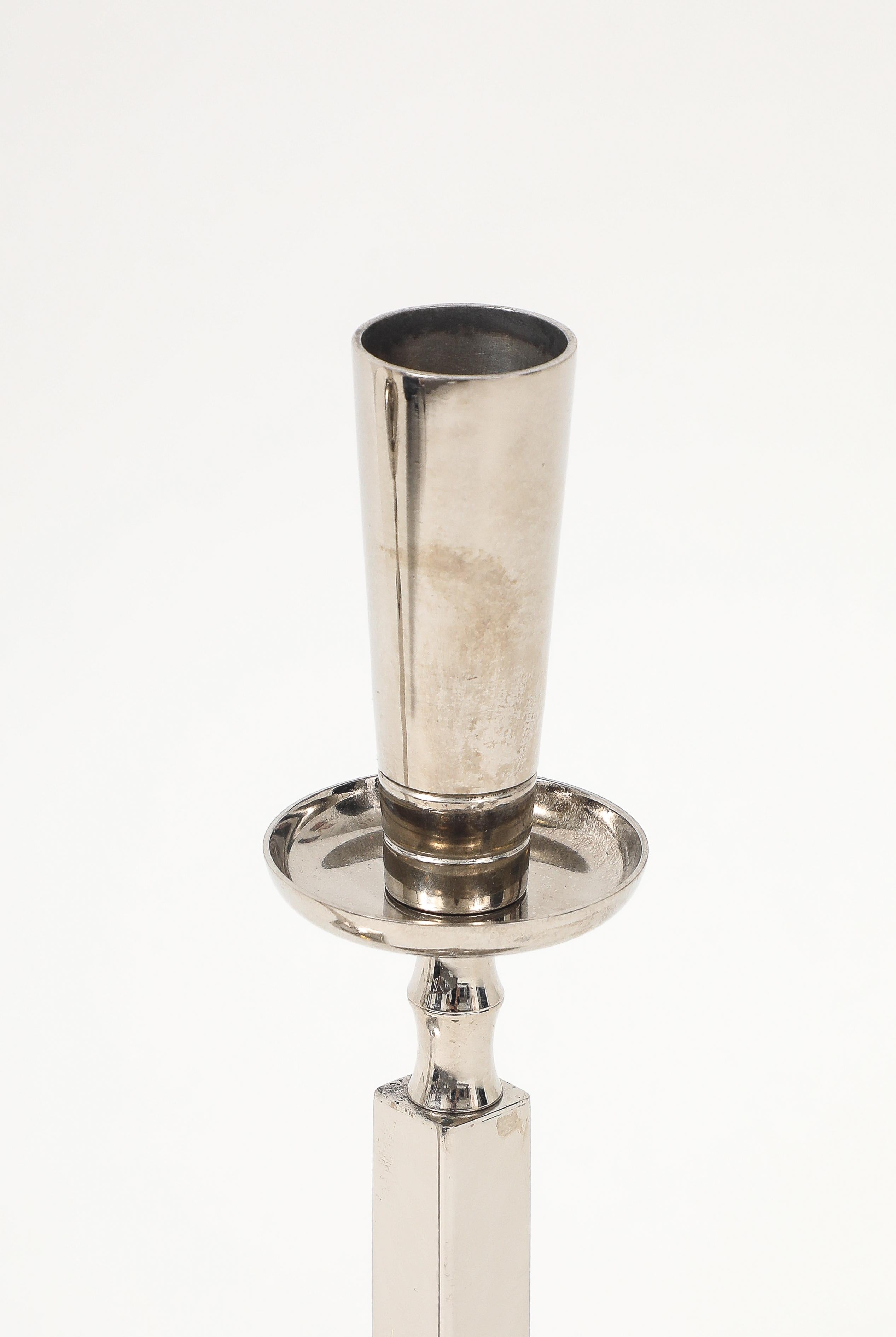XX secolo Candelieri a colonna in nichel Tommi Parzinger in vendita