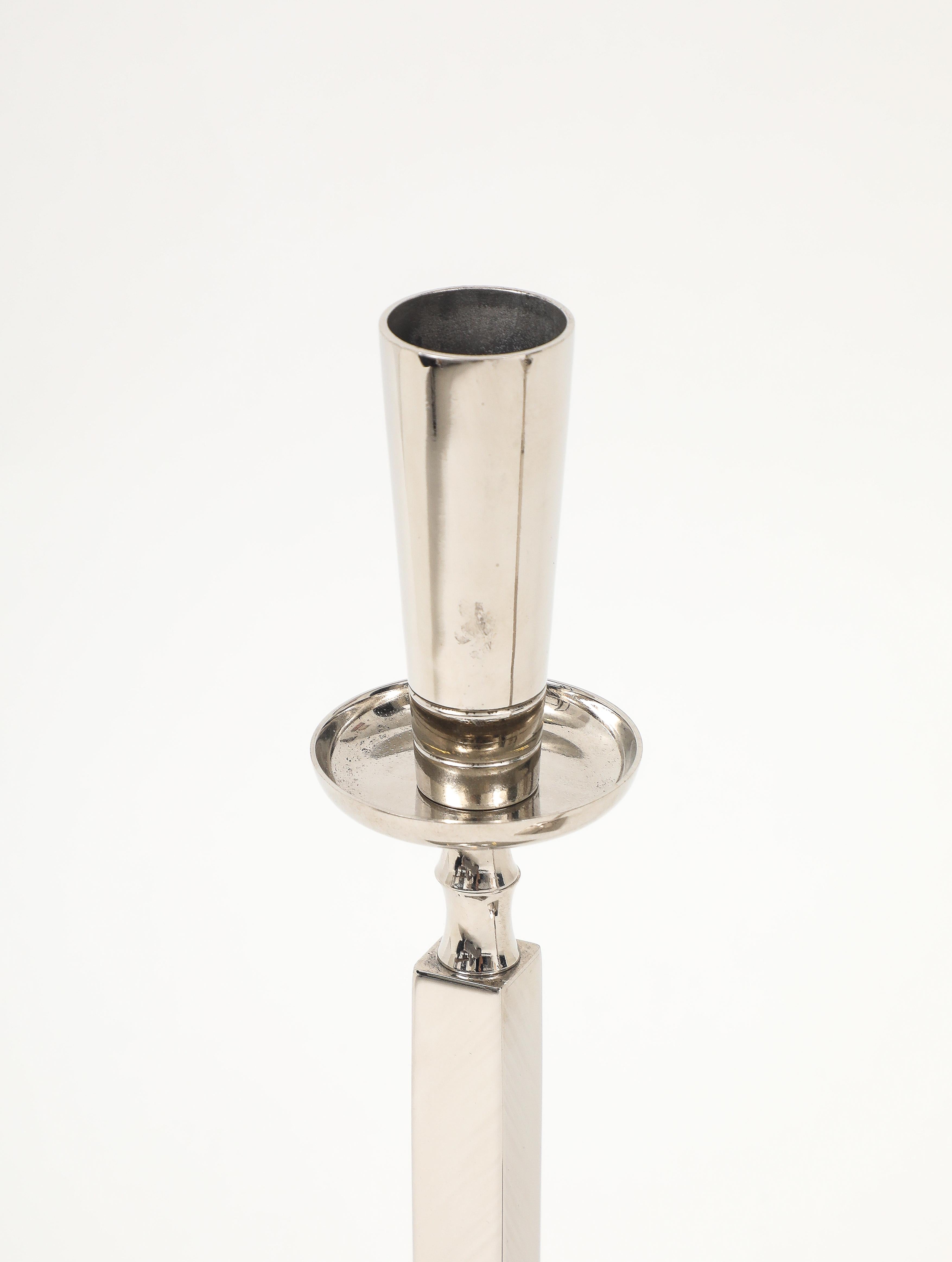 Nickel Candelieri a colonna in nichel Tommi Parzinger in vendita