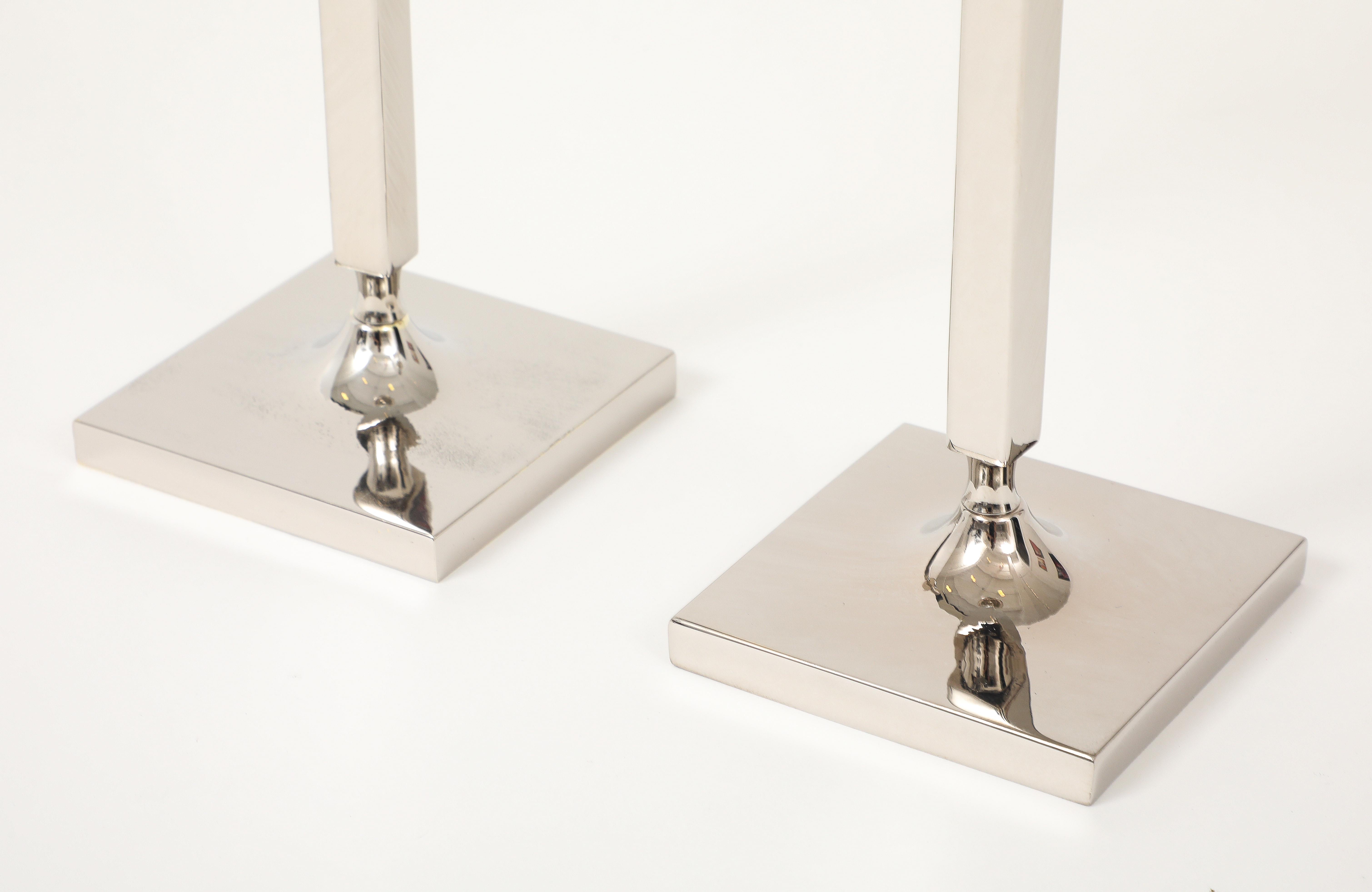 Candelieri a colonna in nichel Tommi Parzinger in vendita 1
