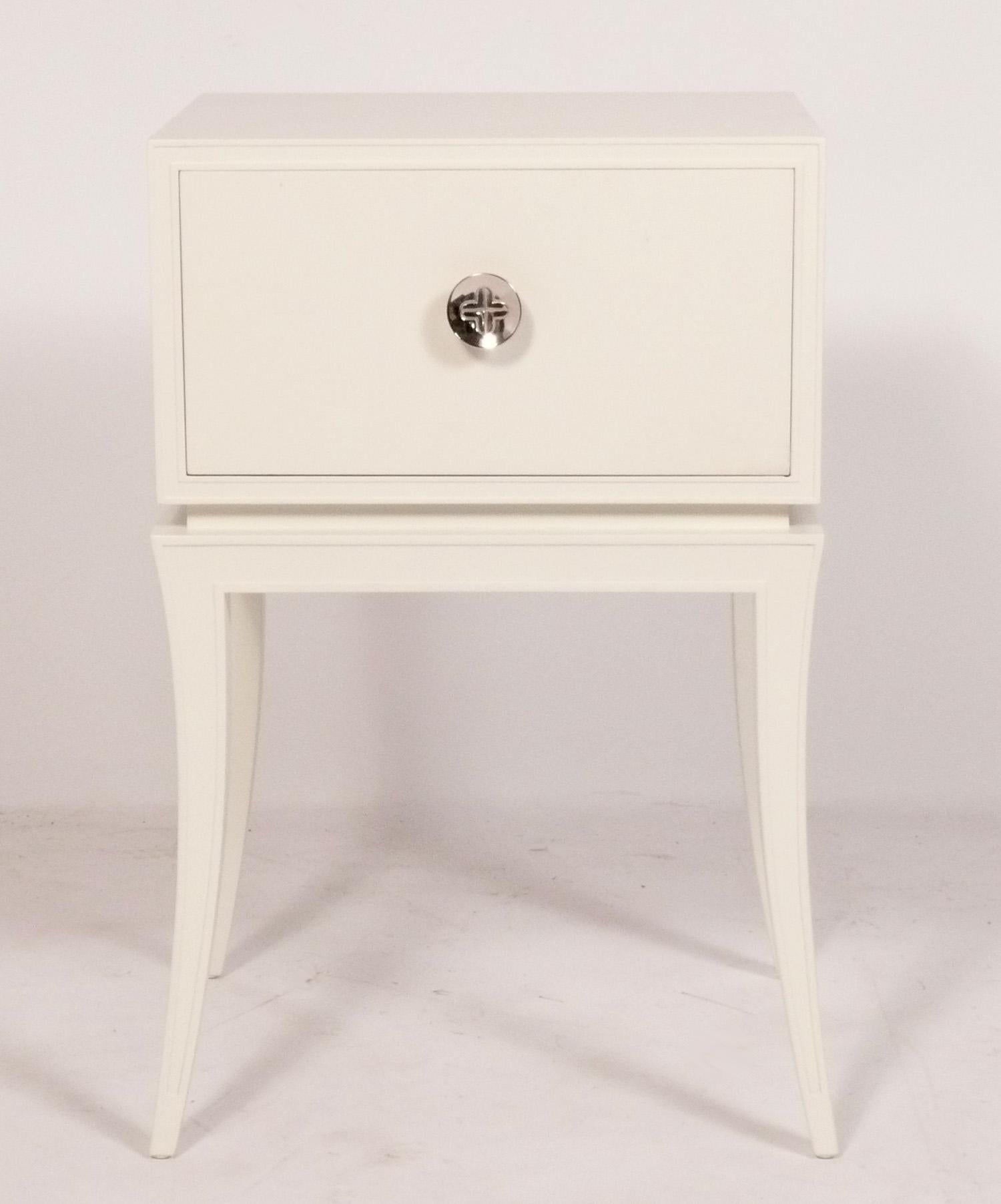 Elegante paire de tables de nuit en laque blanche, conçue par Tommi Parzinger pour Charak, américain, vers les années 1950. Elles ont été récemment revernies dans une laque blanche.  