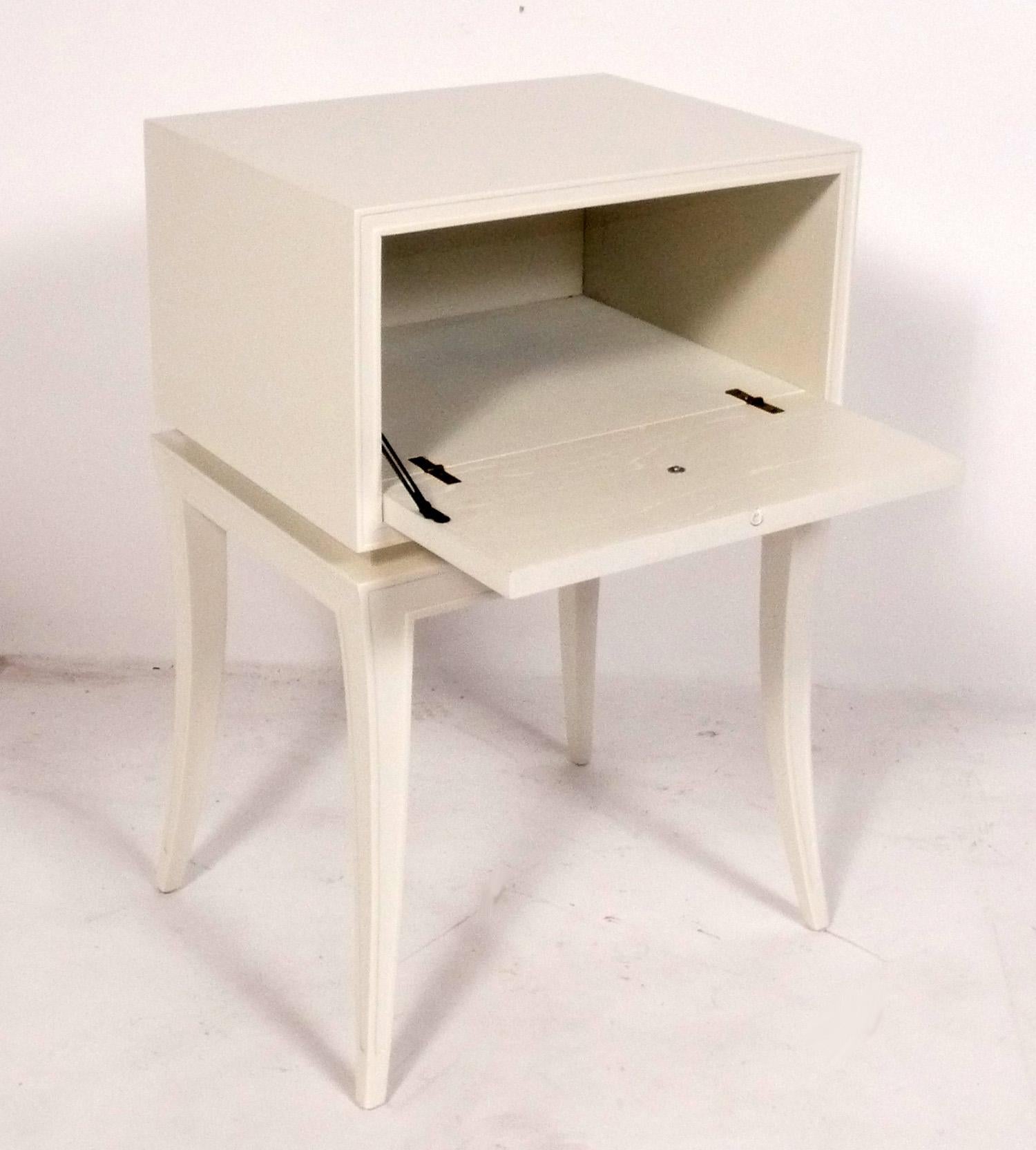 Mid-Century Modern Tommi Parzinger Tables de chevet ou d'appoint Nouveau Finition laque blanche en vente