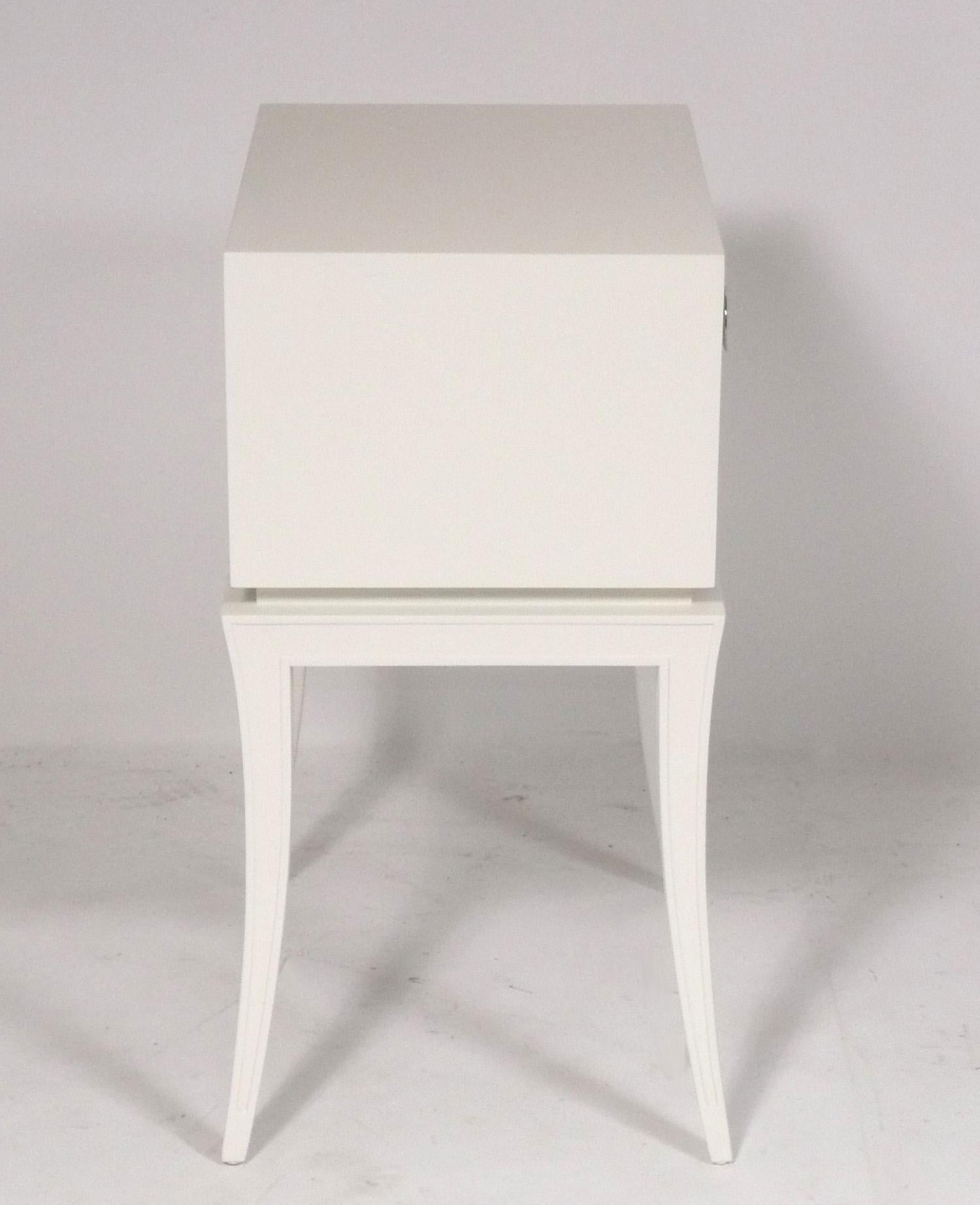 Laqué Tommi Parzinger Tables de chevet ou d'appoint Nouveau Finition laque blanche en vente