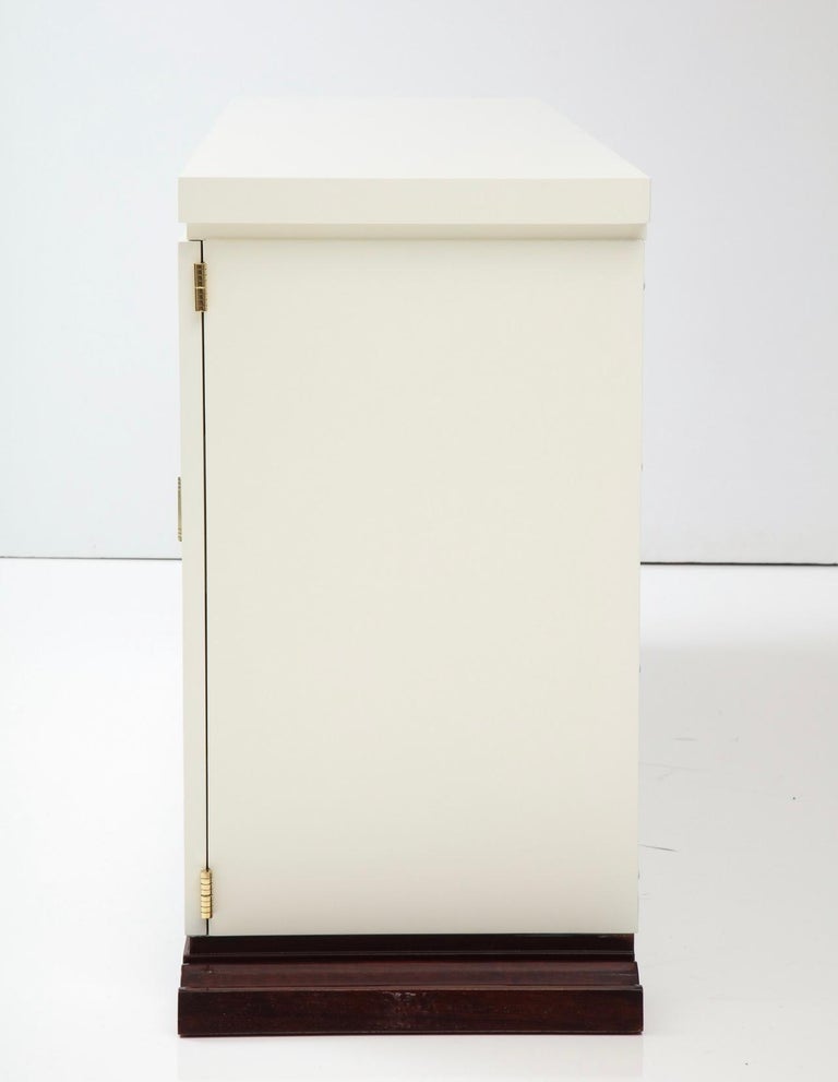 Tommi Parzinger Originals 1960 American Mid-Century Sideboard  Cabinet For Sale 4