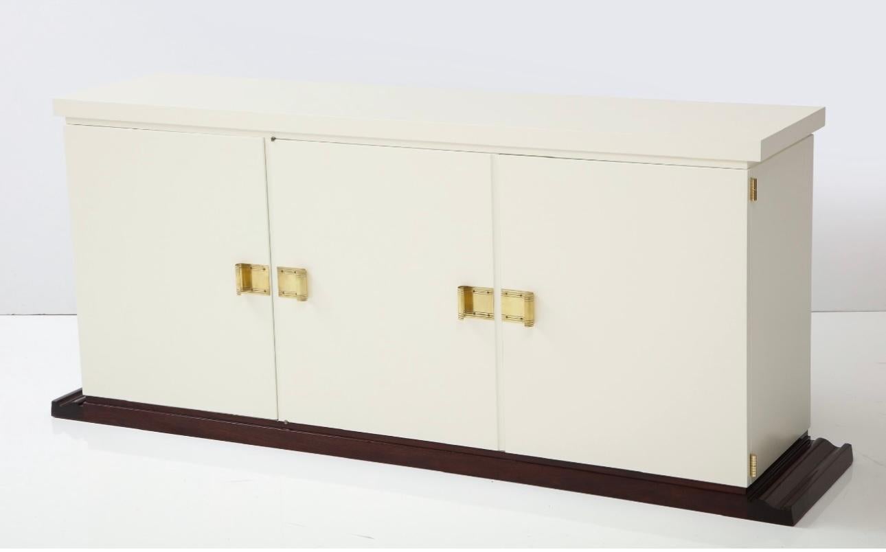 Un bellissimo mobile originale Tommi Parzinger del 1960 in avorio e mogano restaurato. . Ottima conservazione e in eccellenti condizioni di restauro.
