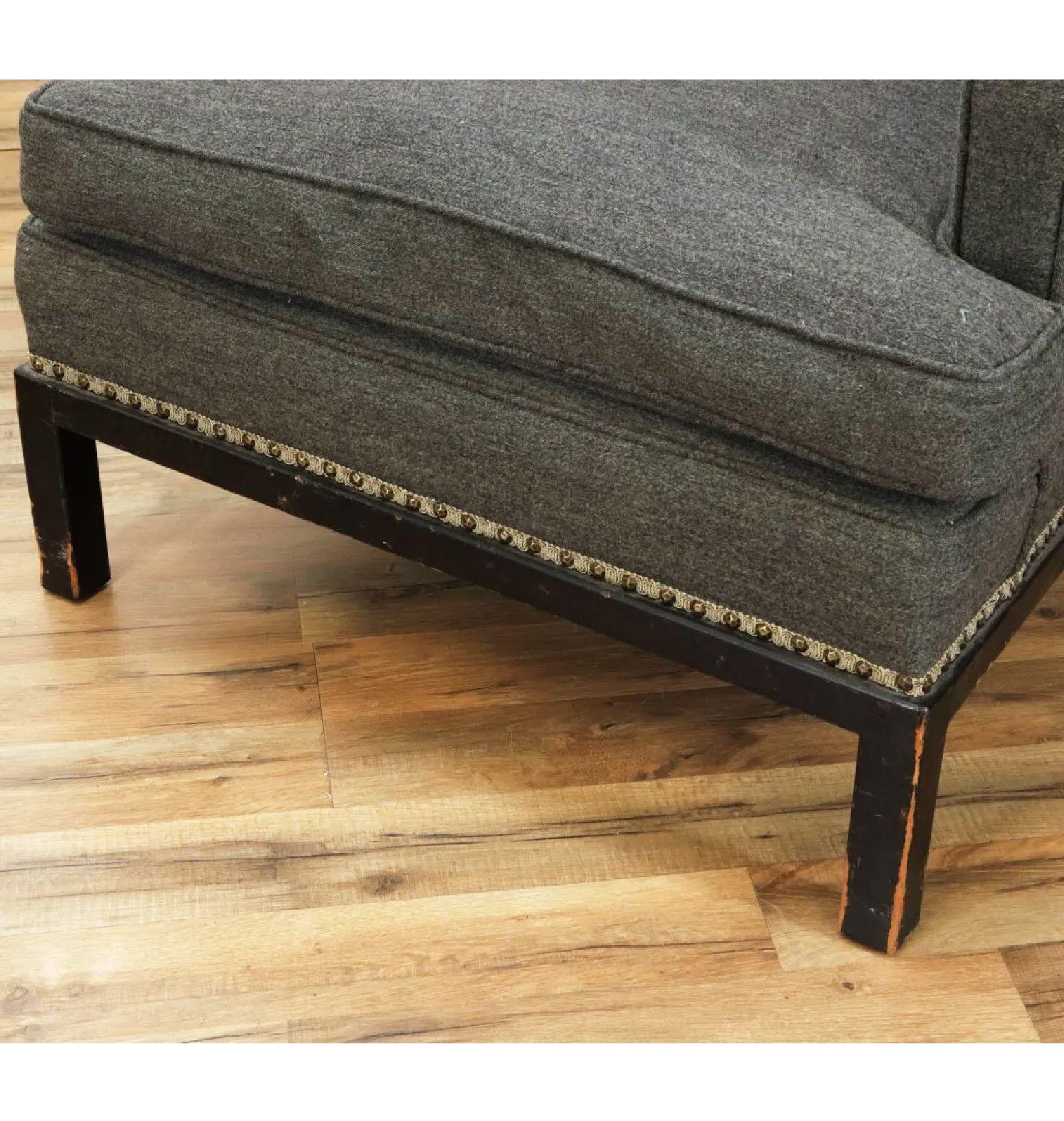 Sedia e pouf da salotto Tommi Parzinger, struttura ebanizzata, rivestimento grigio antracite. Unico proprietario. Autenticato con la ricevuta d'acquisto originale di Parzinger Originals Inc. datata 15 gennaio 1958.
 Dimensioni: 27