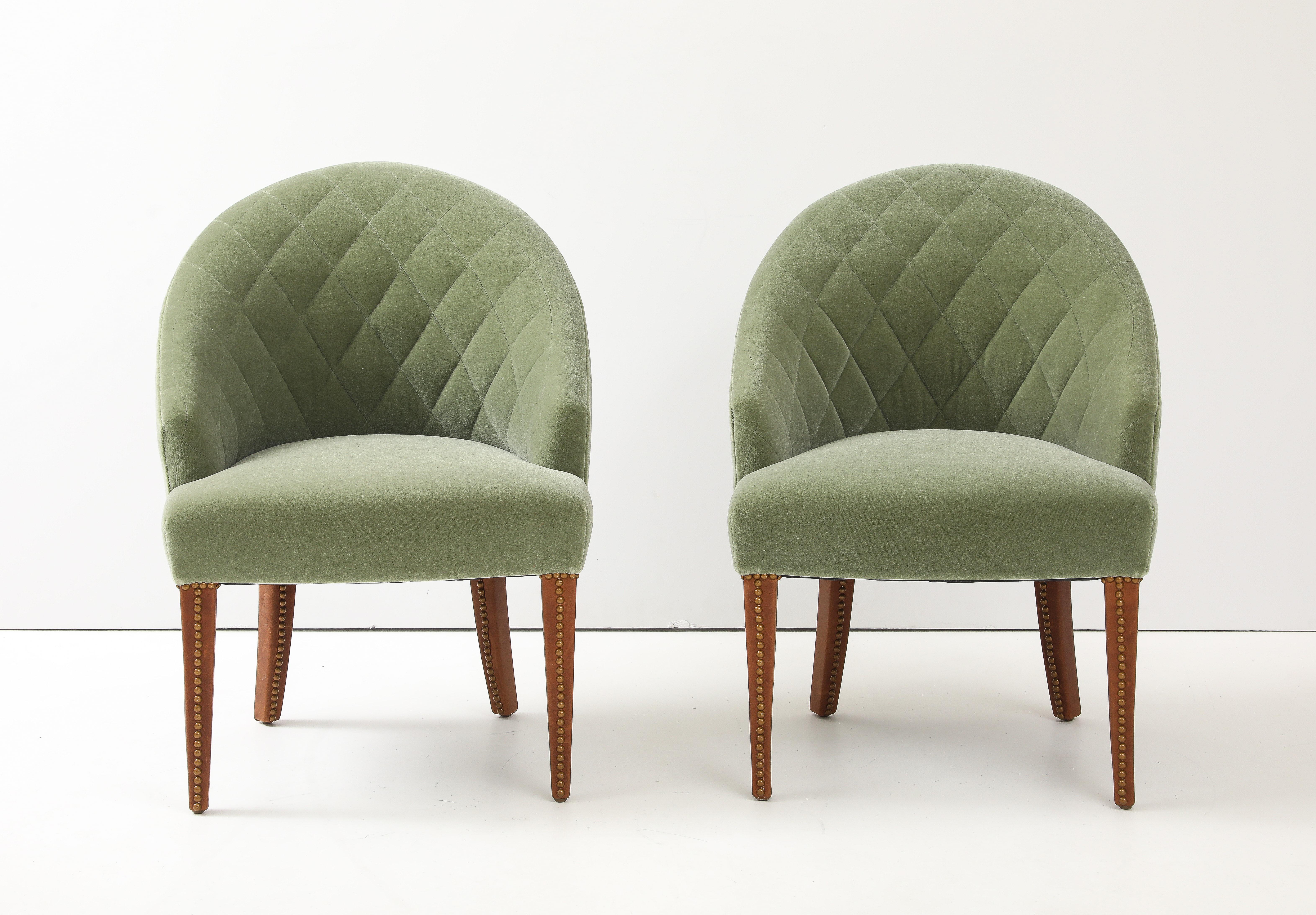 Raffiniertes Paar modernistischer Clubsessel mit gesteppter Mohair-Rückenlehne und lederumwickelten Beinen. Die Stühle wurden restauriert und neu gepolstert, wobei die ursprünglichen Designelemente beibehalten wurden.  