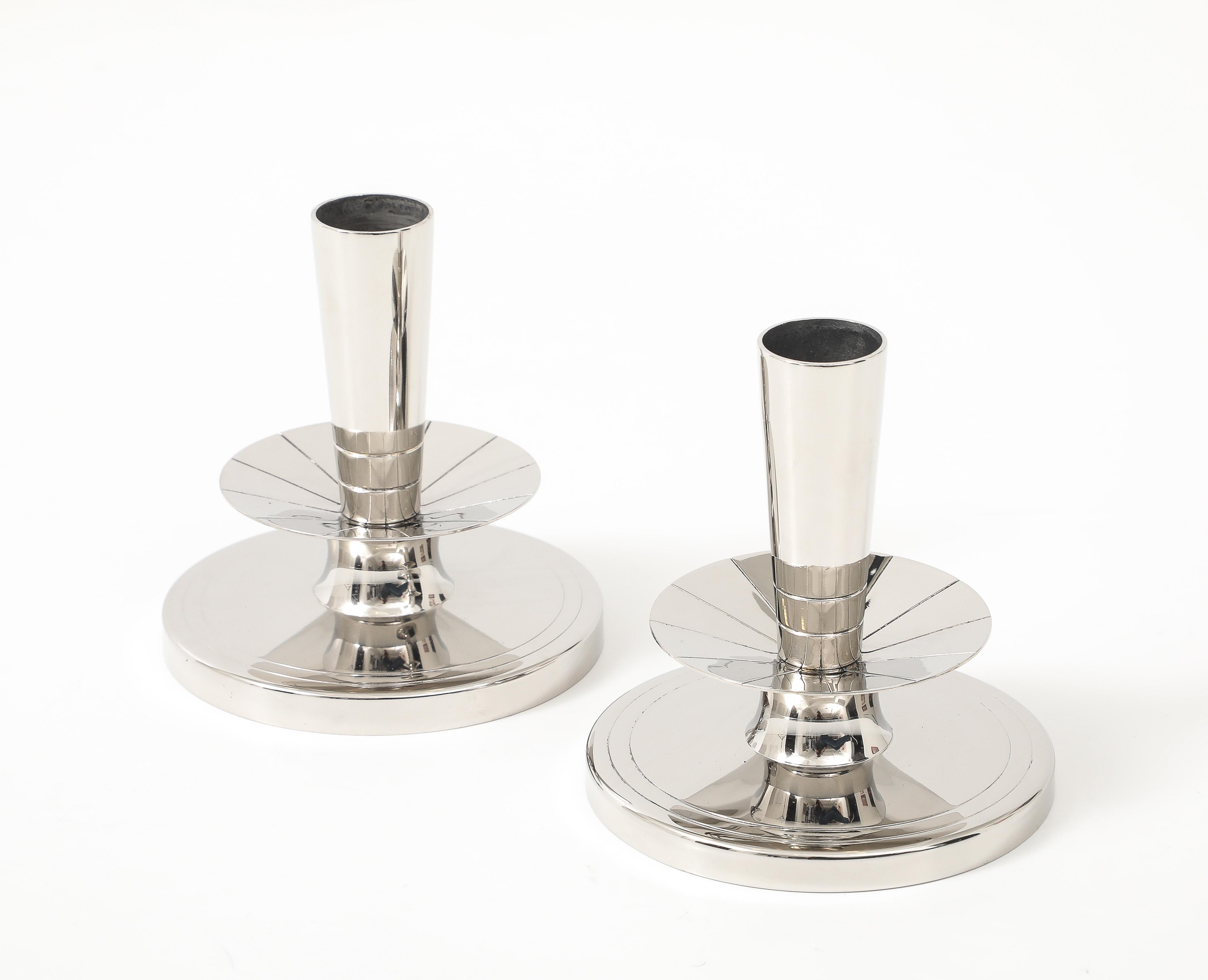 Mid-Century moderno Tommi Parzinger Polished NIckel Candlesticks in vendita
