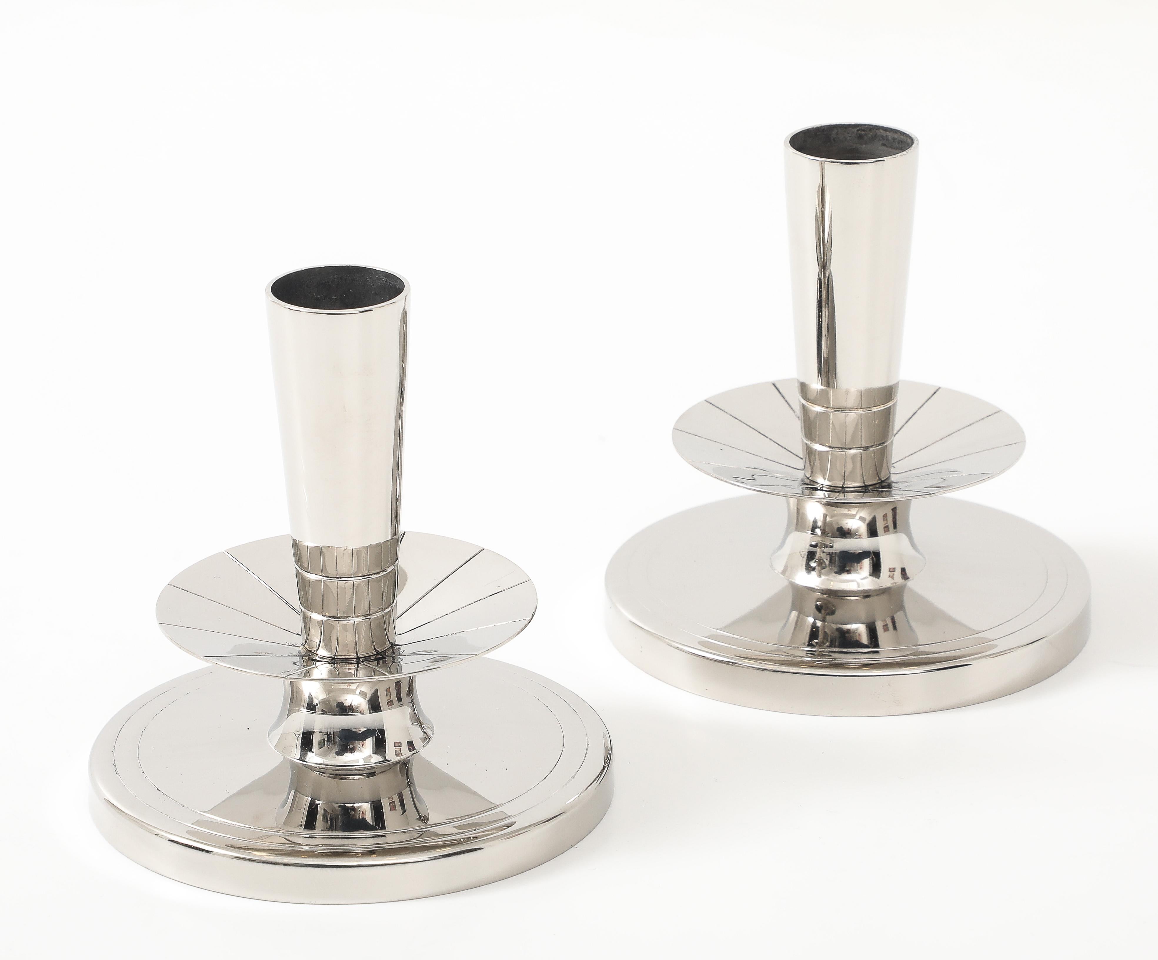 Tommi Parzinger Polished NIckel Candlesticks In condizioni ottime in vendita a New York, NY