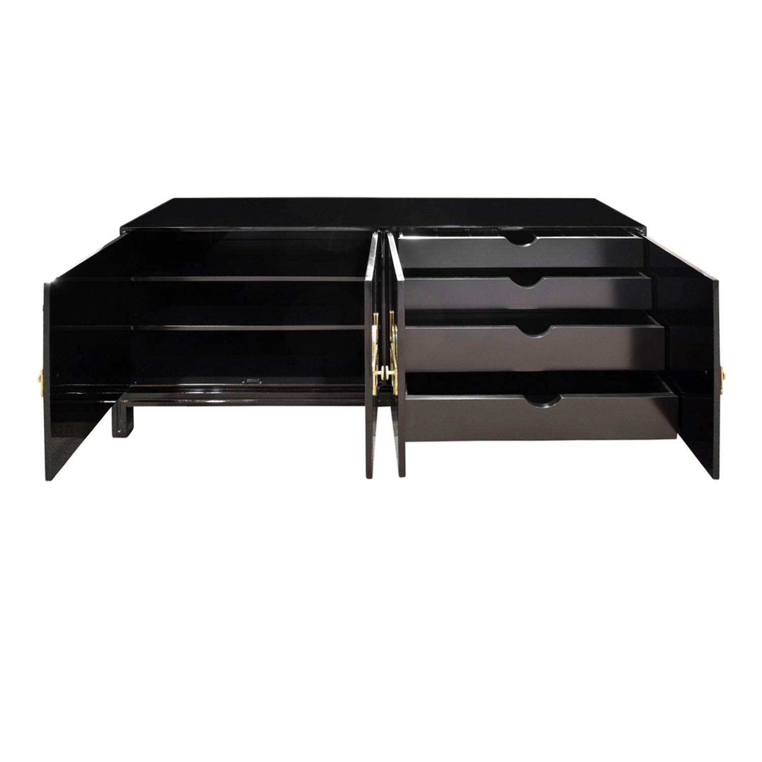 Tommi Parzinger Rare Black Lacquered Credenza with Brass Hardware, 1960s im Zustand „Hervorragend“ in New York, NY