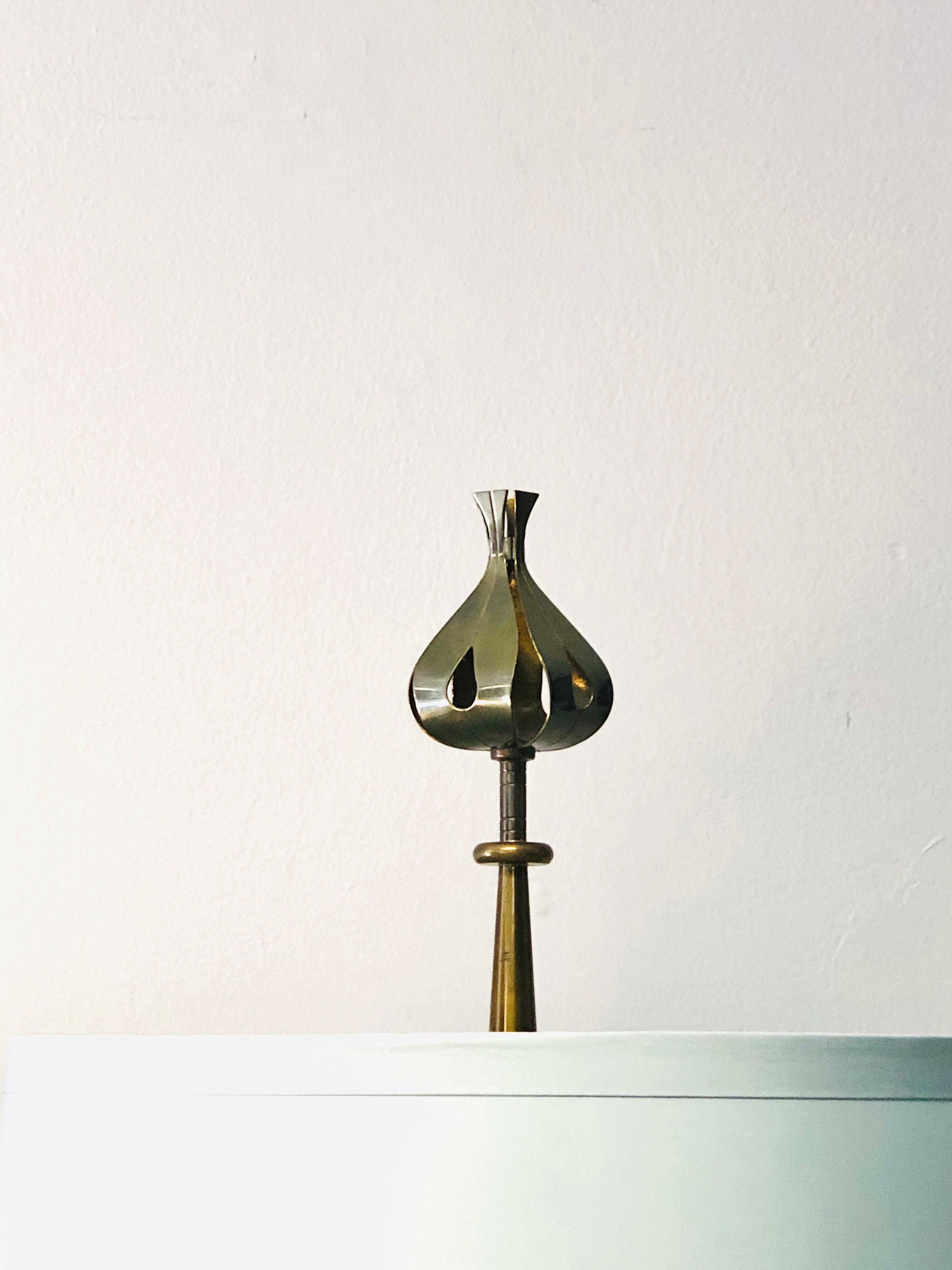 Bronze Tommi Parzinger rare lampadaire en bronze avec fleuron emblématique en vente