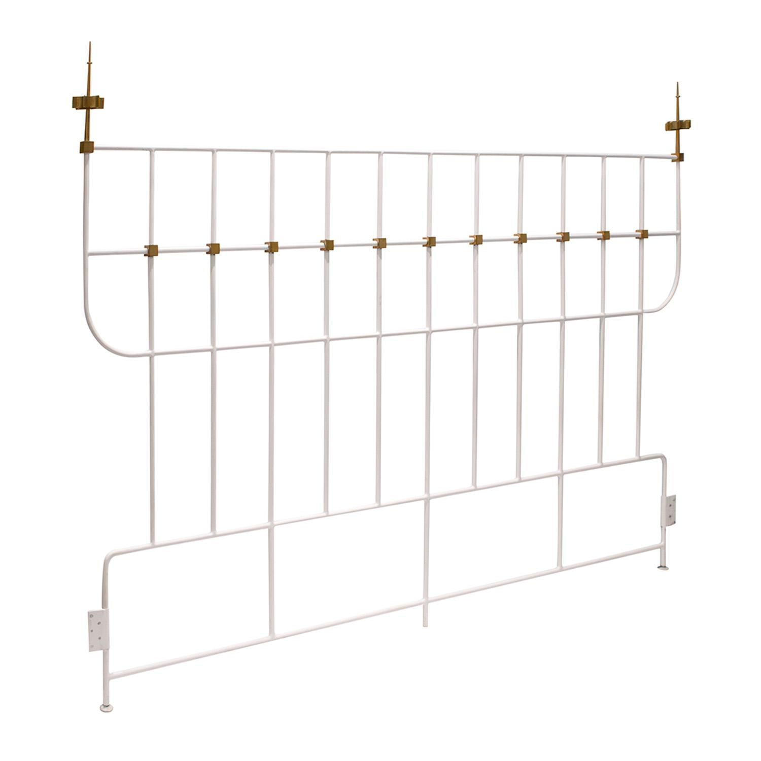 King size headboard in white lacquered steel with stylized brass decorative elements by Tommi Parzinger for Parzinger Originals, American 1960's. Tommi Parzinger was celebrated for refined elegance and superb craftsmanship, as is exemplified with