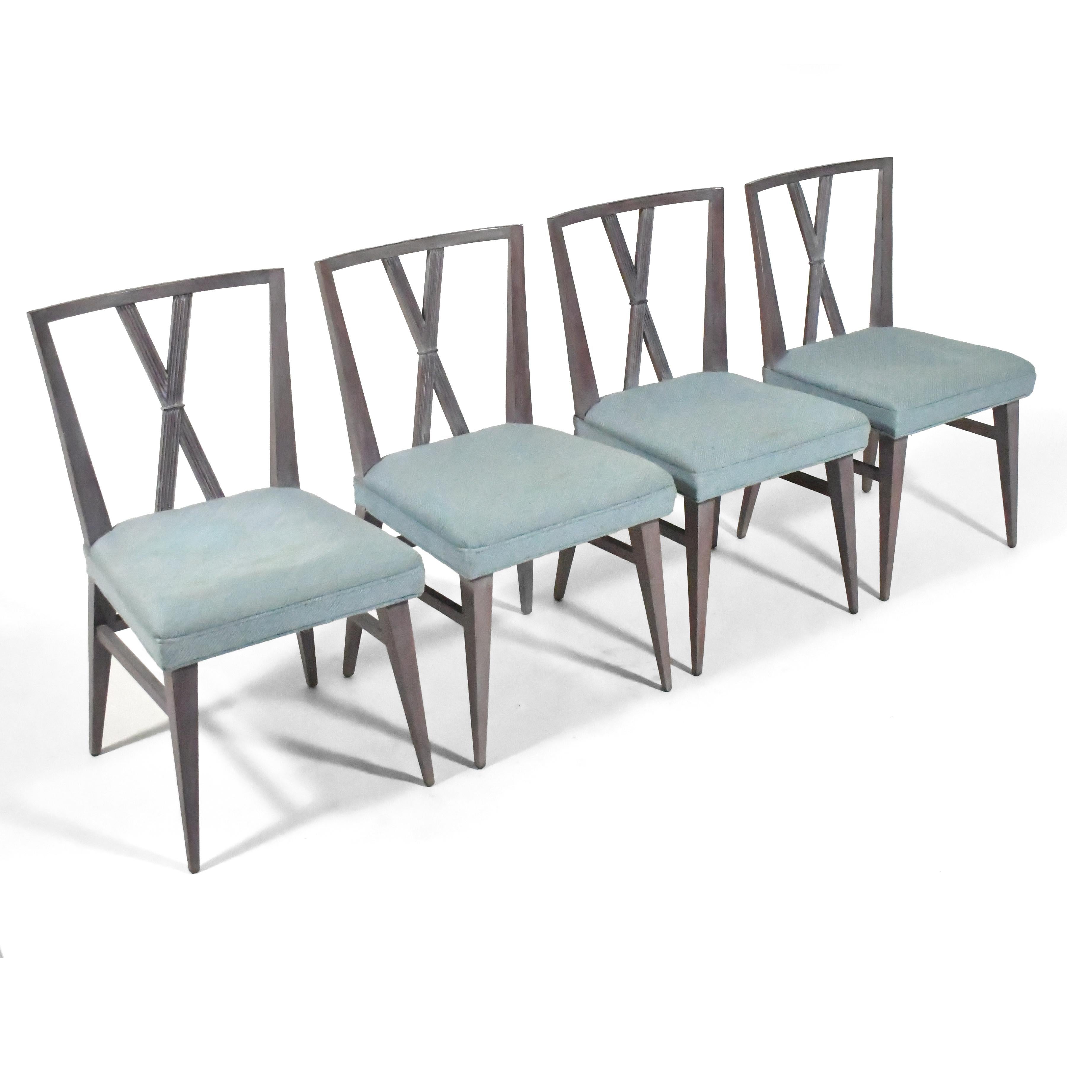 Questo set di sei sofisticate sedie da pranzo disegnate da Tommi Parzinger per Charak sono un ottimo esempio della sua raffinata estetica di design.

Composto da quattro sedie laterali e due poltrone, il set è pronto per essere rifinito e tappezzato