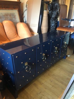 Signiertes, lackiertes Sideboard von Tommi Parzinger mit Messingnieten und Pulls aus den 1950er Jahren