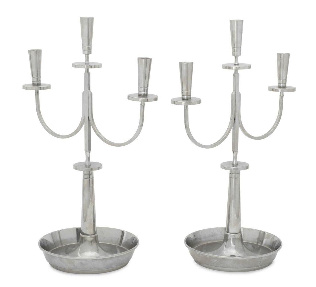 Coppia di candelabri a tre luci in lastra d'argento di Tommi Parzinger, con corpo a forma di colonna su una ciotola rotonda dalla base, senza marchio. 20