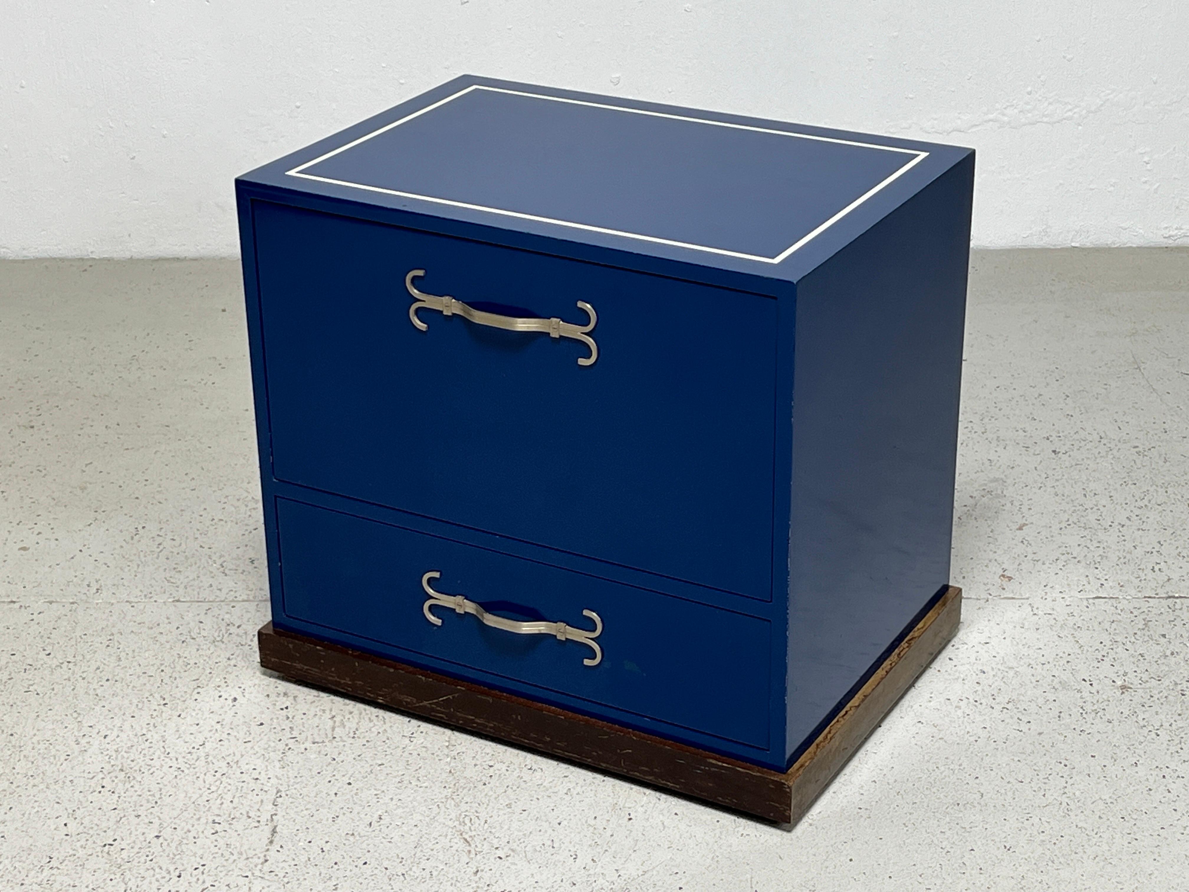 Una piccola cassapanca/comodino disegnata da Tommi Parzinger per Parzinger Originals. Laccato blu originale con cassetto estraibile su rotelle. 